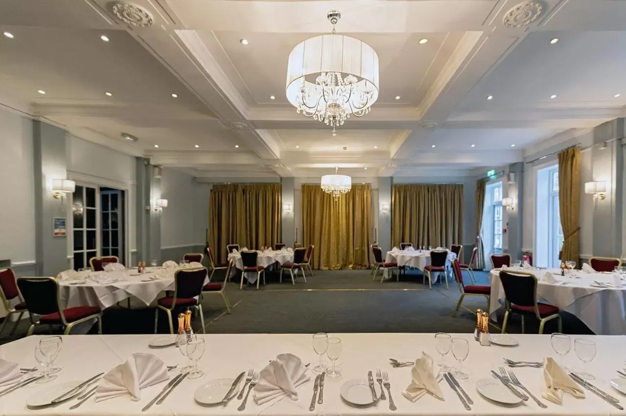 Restaurant/Places to Eat in The Chequers Hotel