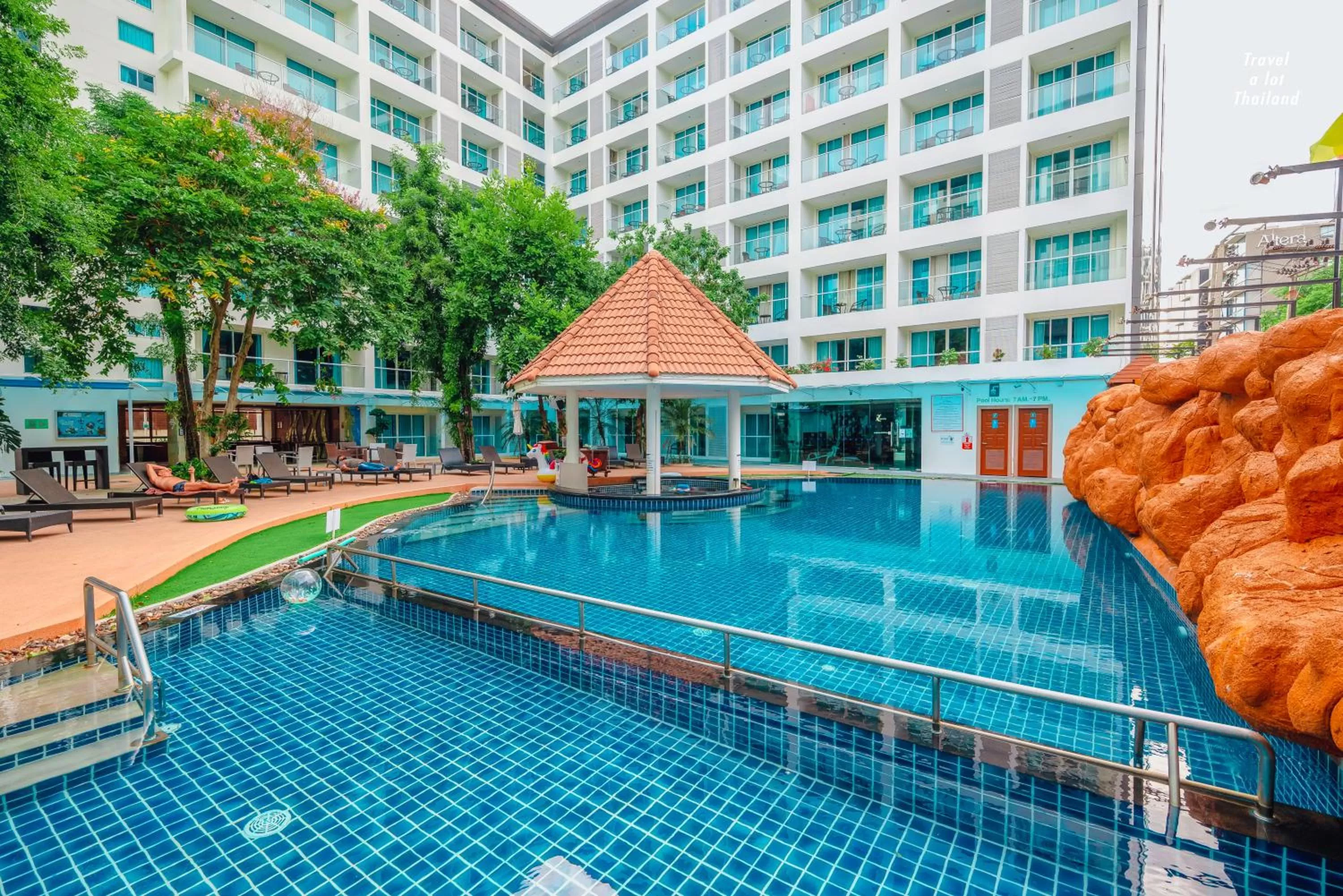 Swimming pool in Centara Pattaya Hotel
