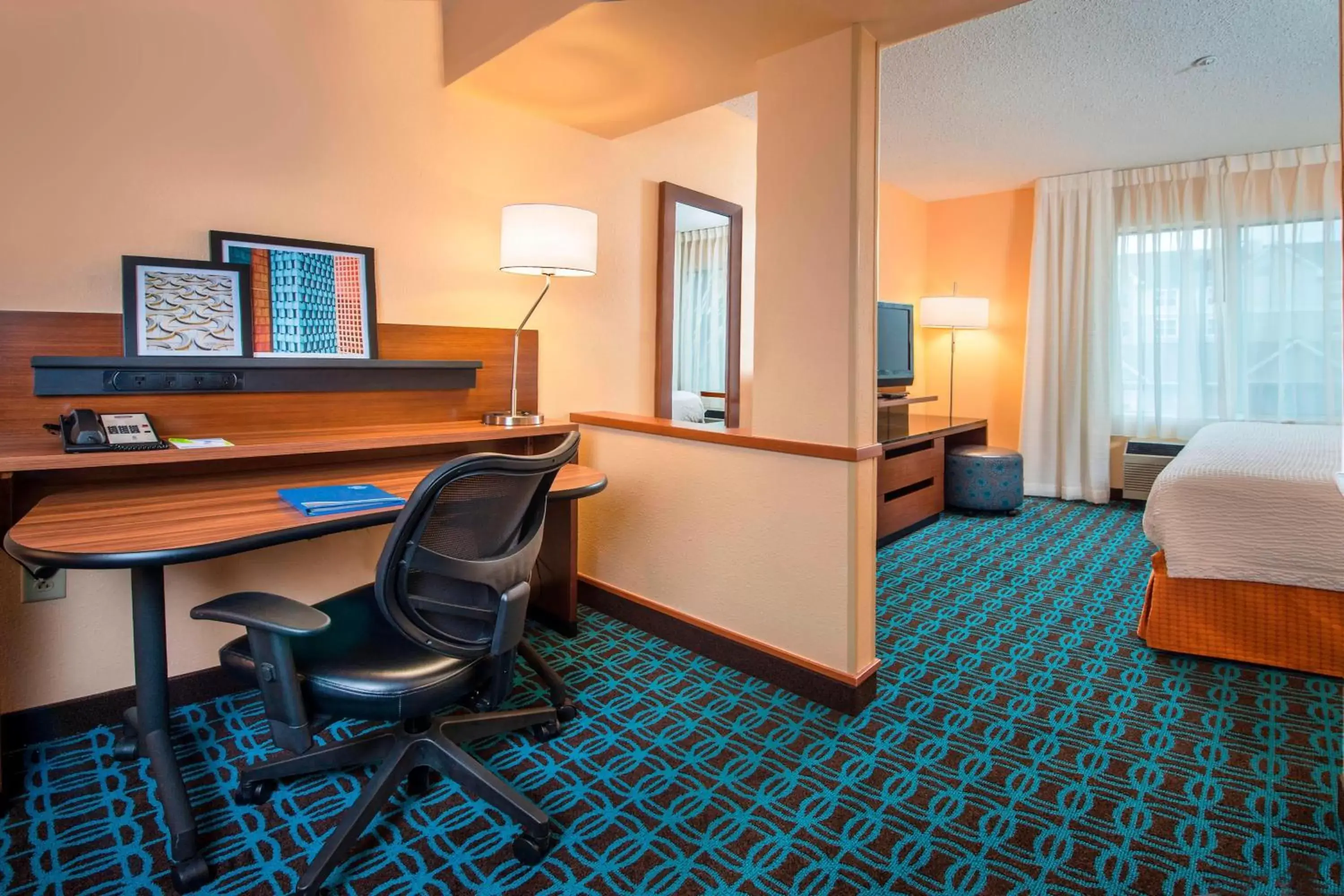 Bedroom, TV/Entertainment Center in Fairfield Inn & Suites by Marriott Frederick