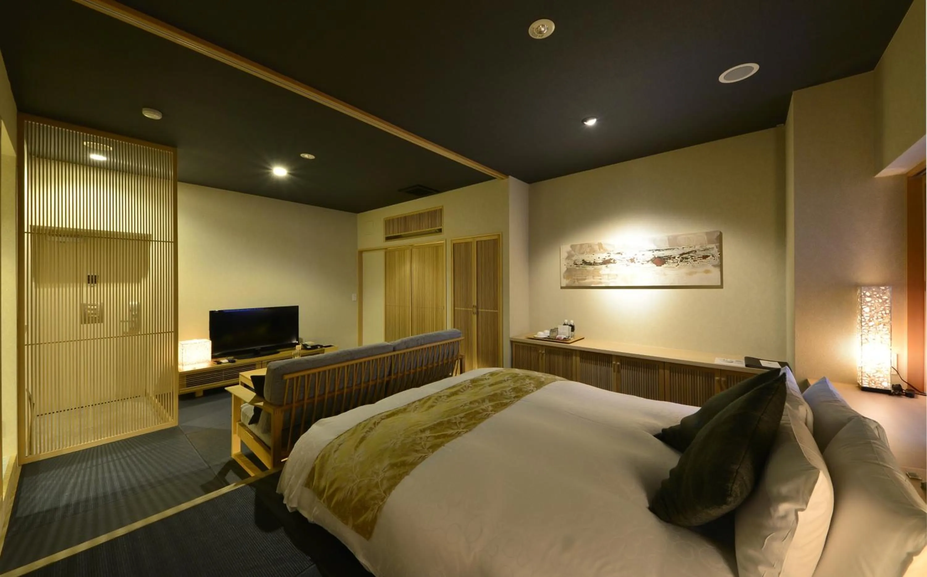Photo of the whole room, Bed in Roppongi Hotel S