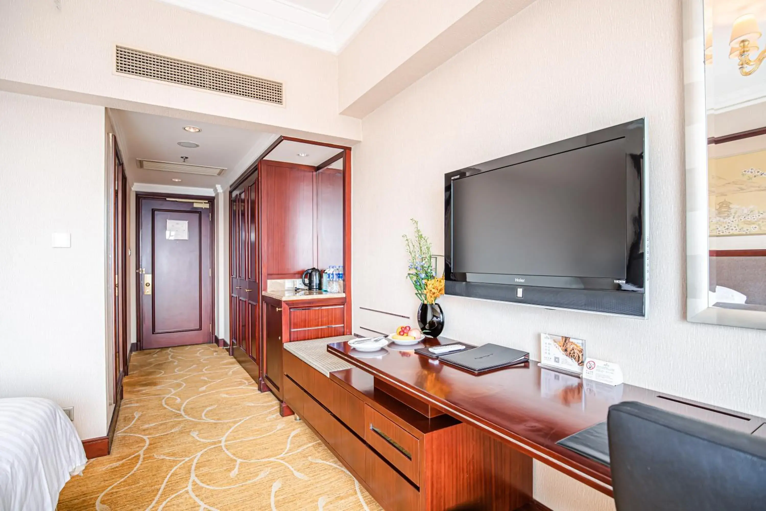 TV and multimedia, TV/Entertainment Center in Shangri-La Hotel, Wuhan