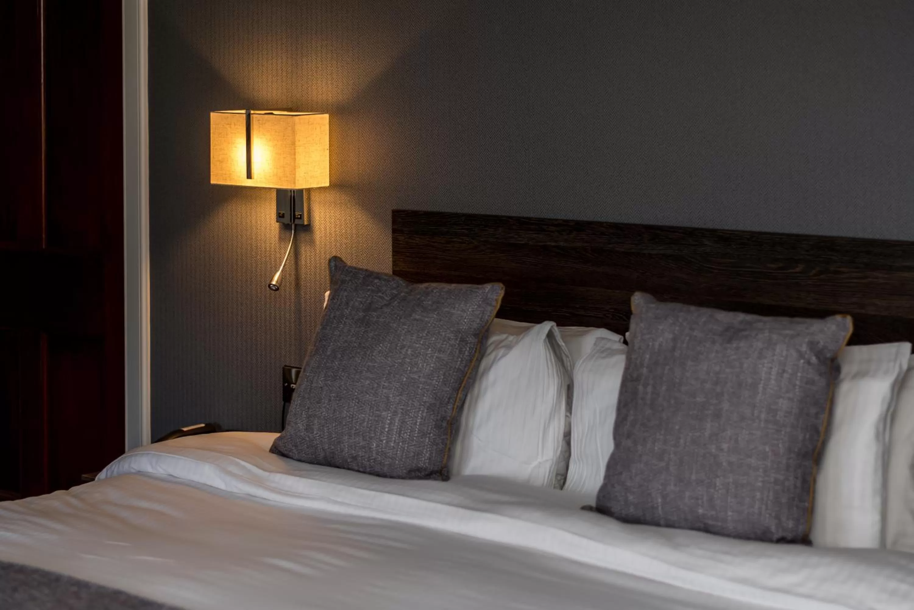 Bed in Grey Harlings Rooms