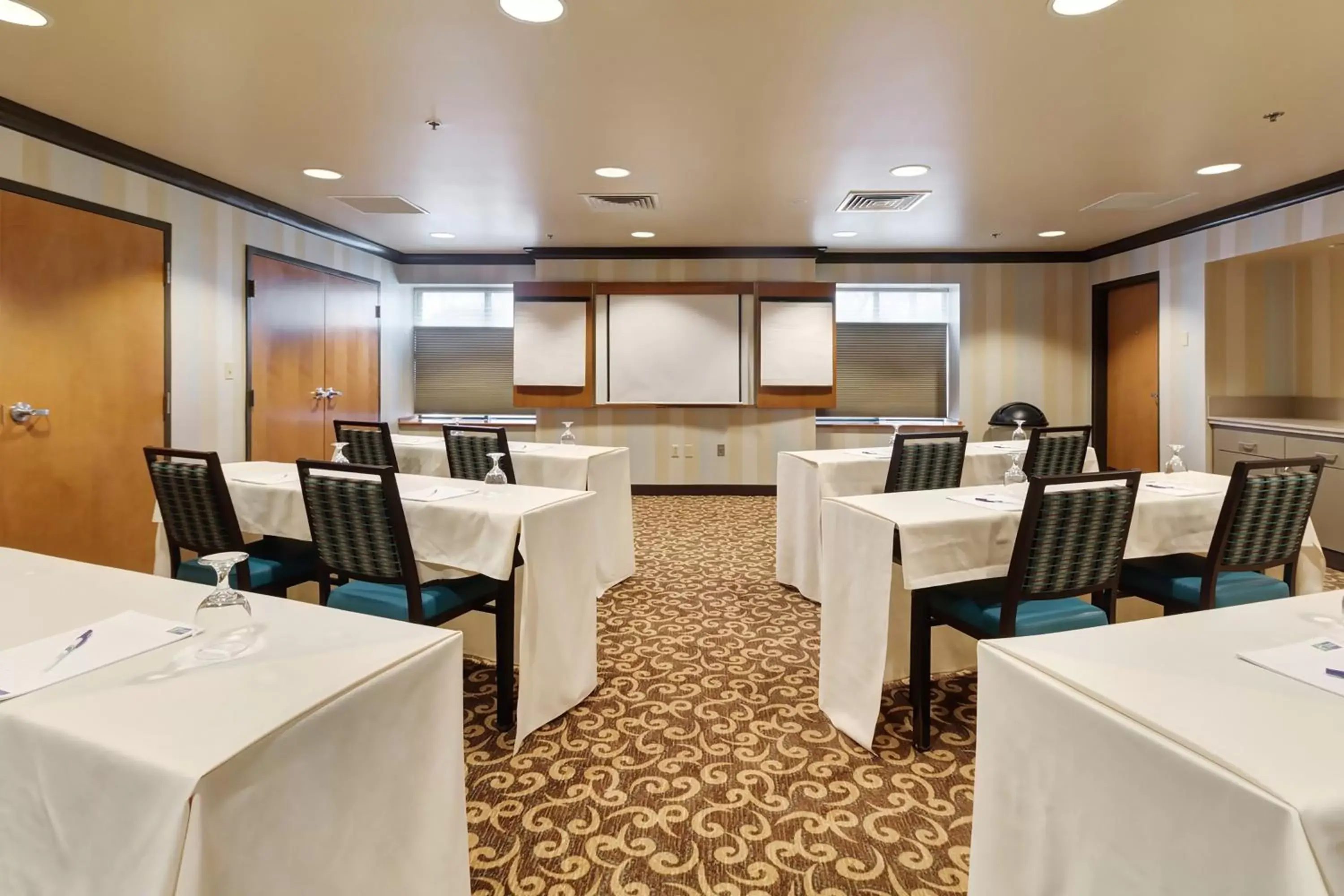 Meeting/conference room, Restaurant/Places to Eat in Holiday Inn Express Hotel & Suites Warwick-Providence Airport, an IHG Hotel