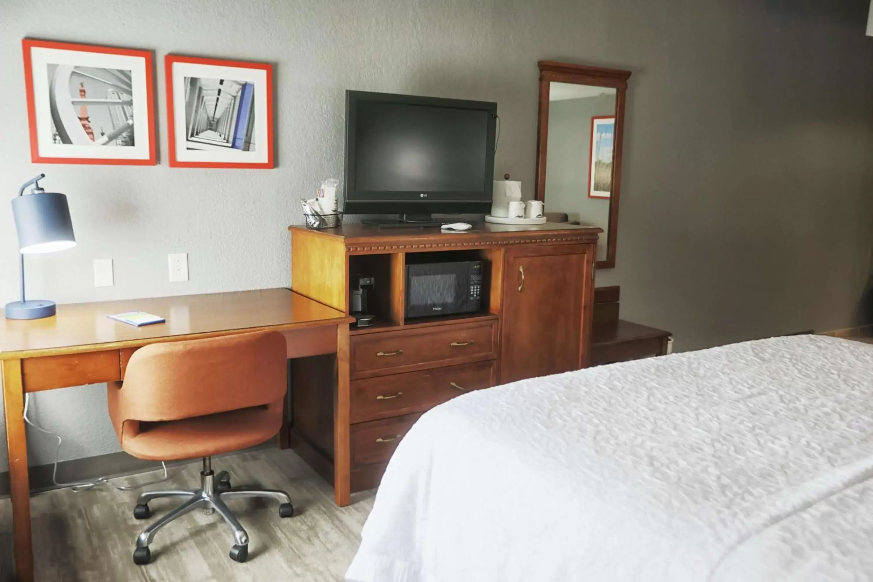 Bedroom, TV/Entertainment Center in Hampton Inn Marion