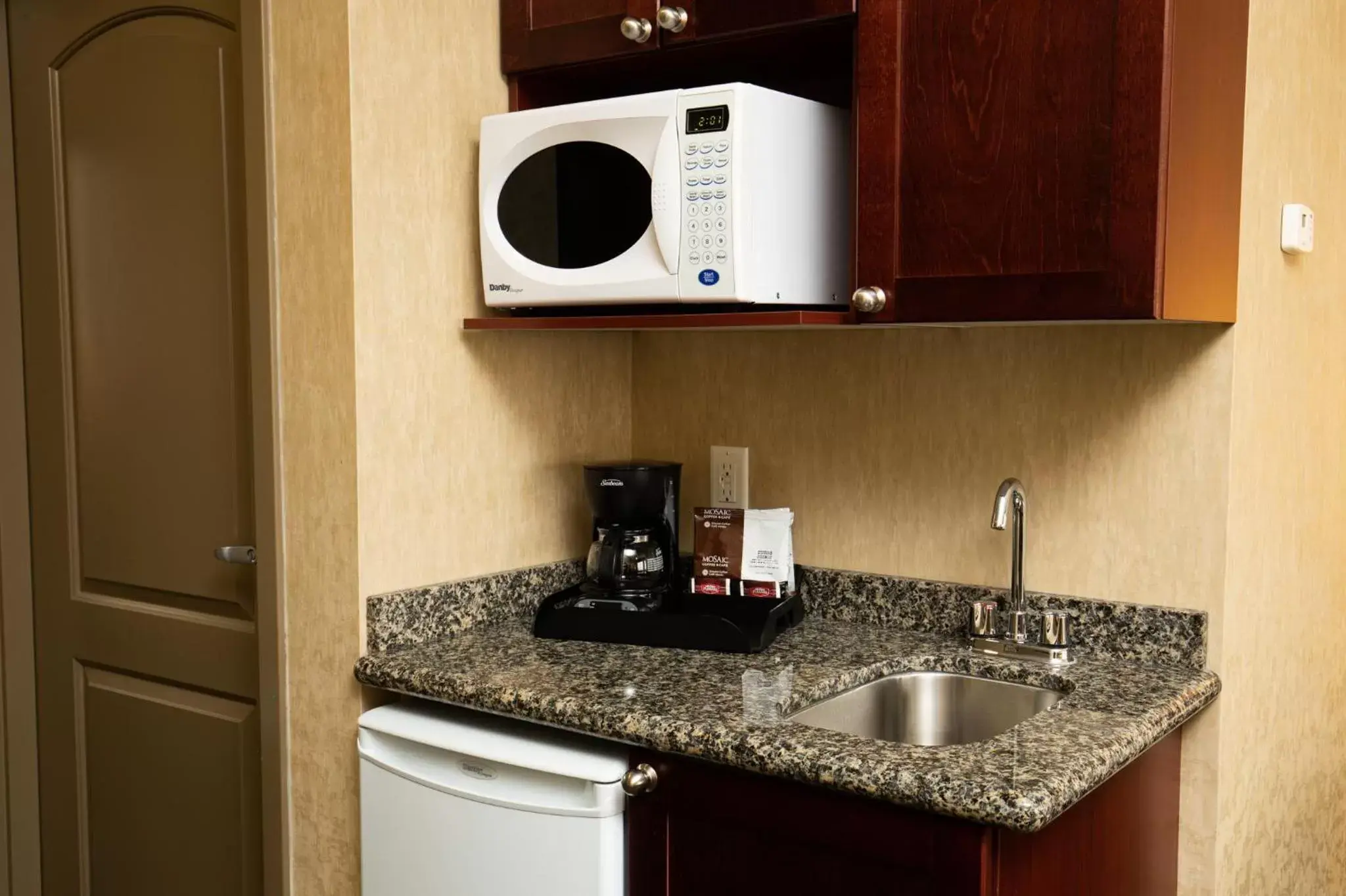 Guests, Kitchen/Kitchenette in Redwood Inn & Suites