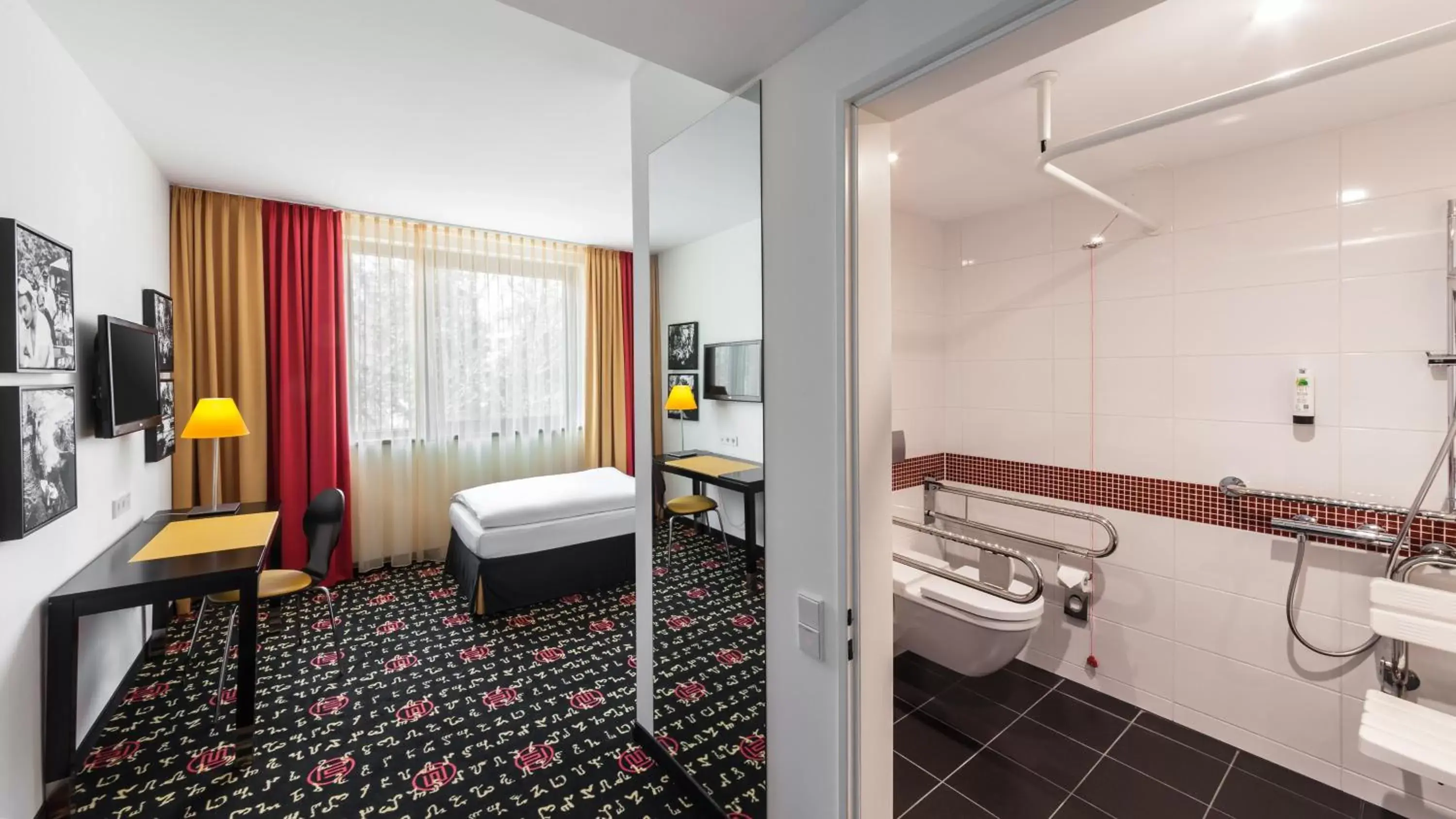 Photo of the whole room, Bathroom in Holiday Inn Munich - Westpark, an IHG Hotel