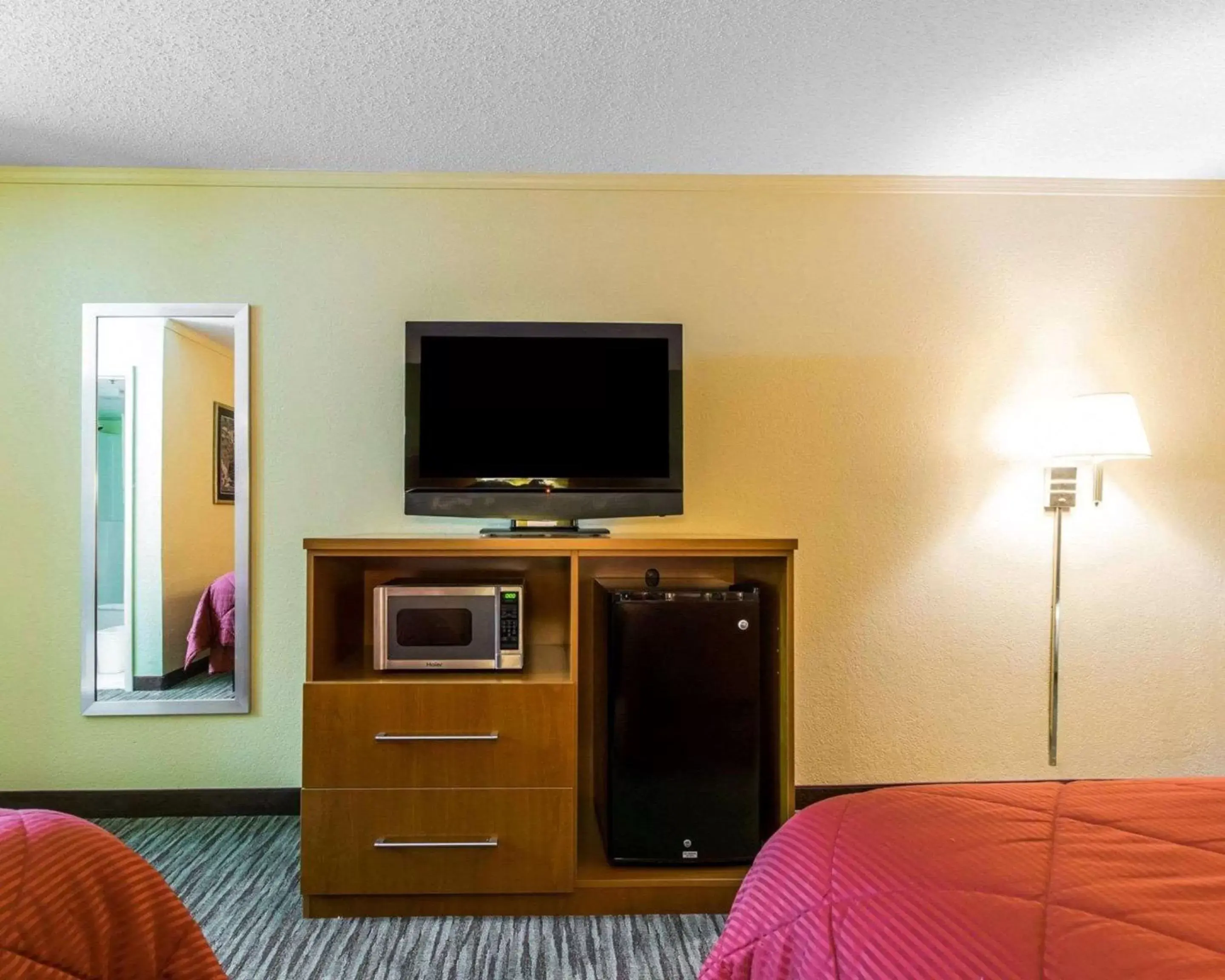 Photo of the whole room, TV/Entertainment Center in Econo Lodge Franklin