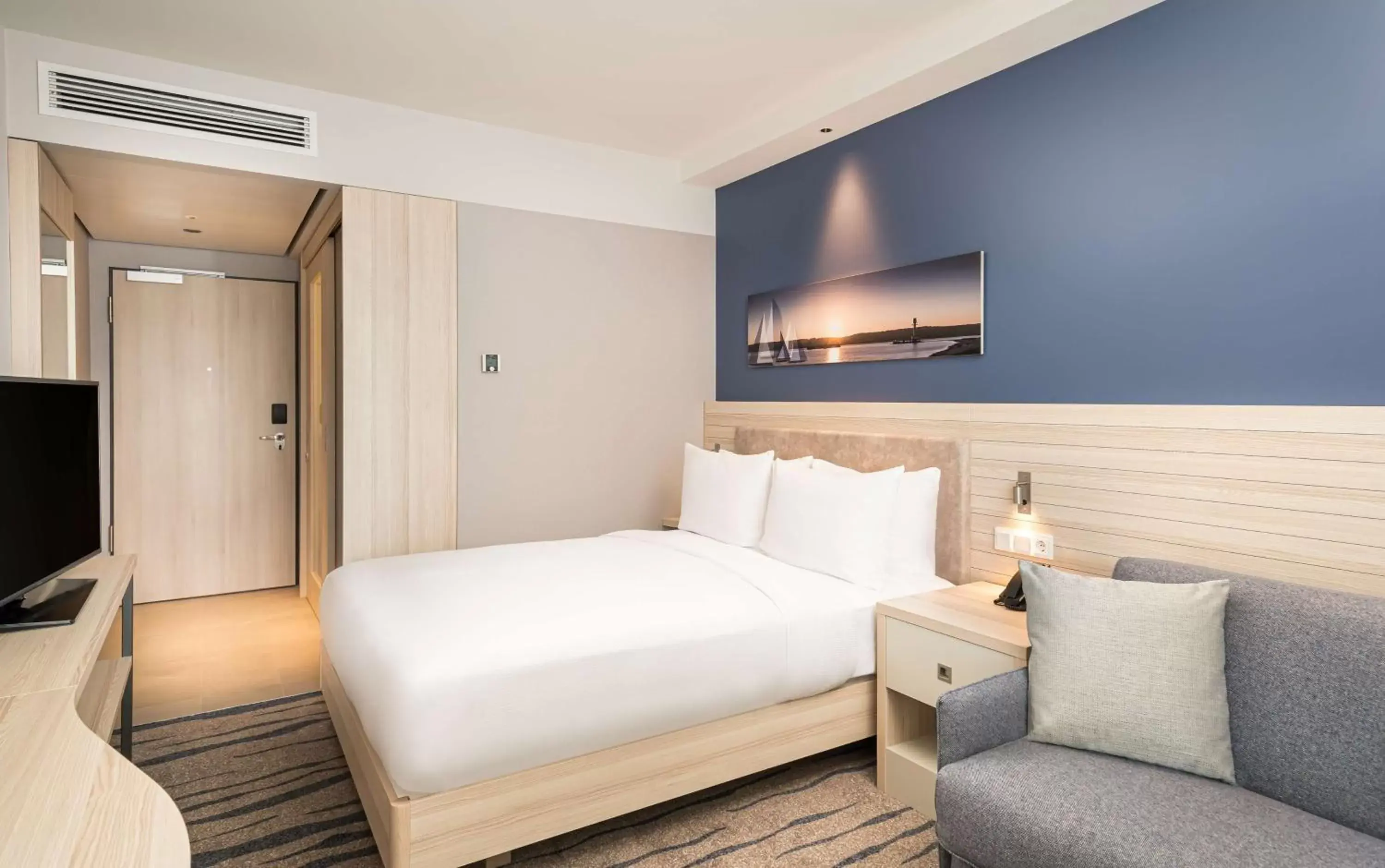 Bedroom, Bed in Hampton By Hilton Kiel