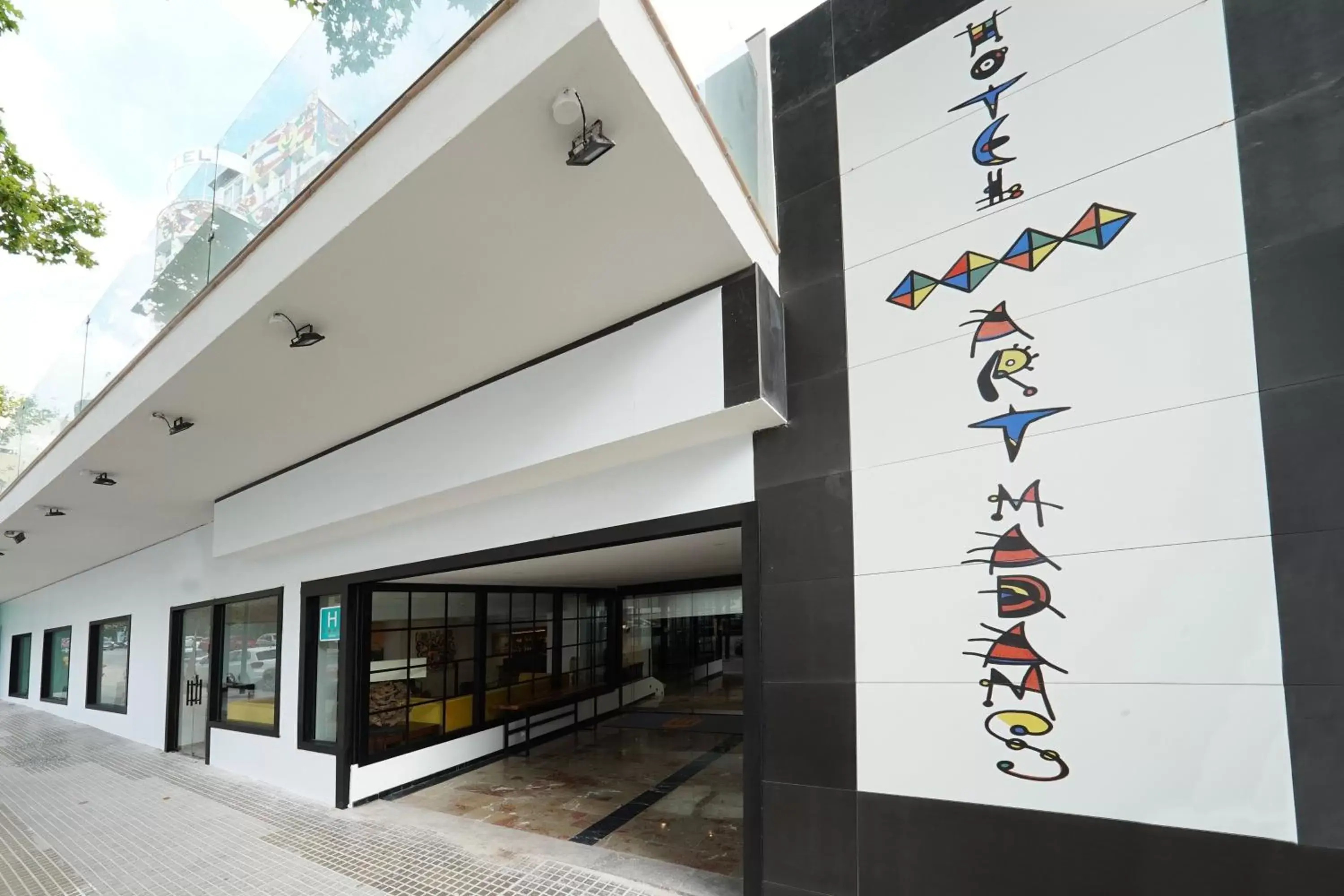 Facade/entrance in Hotel Artmadams Facade/entrance in Hotel Artmadams