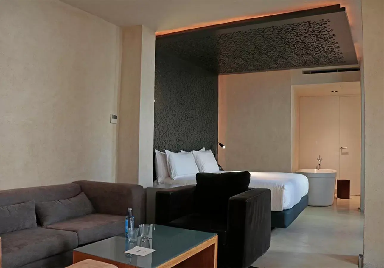 Bed, Seating Area in EME Catedral Hotel