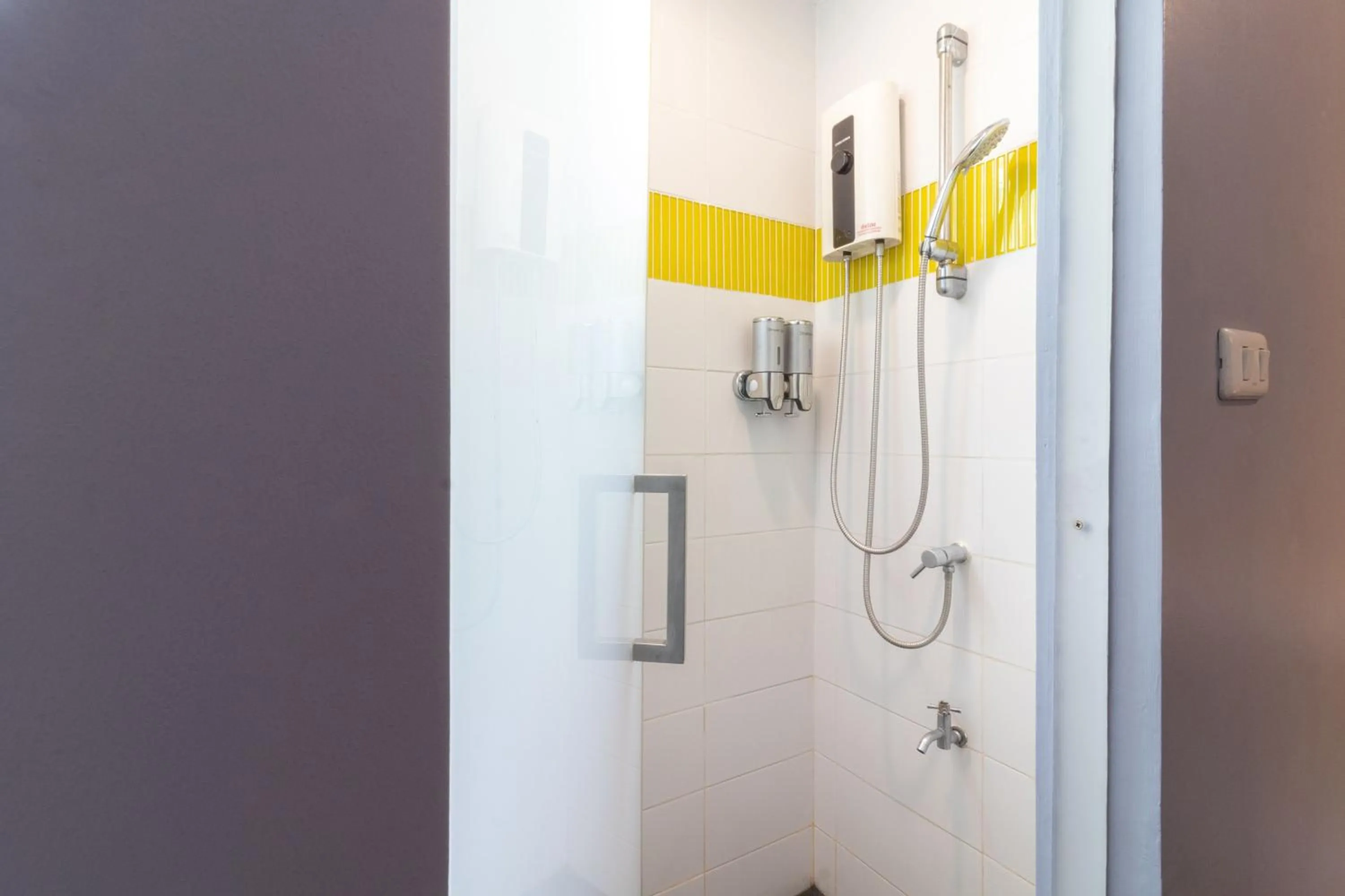 Bathroom in CheQinn Hostel - Sukhumvit 4 Nana Plaza