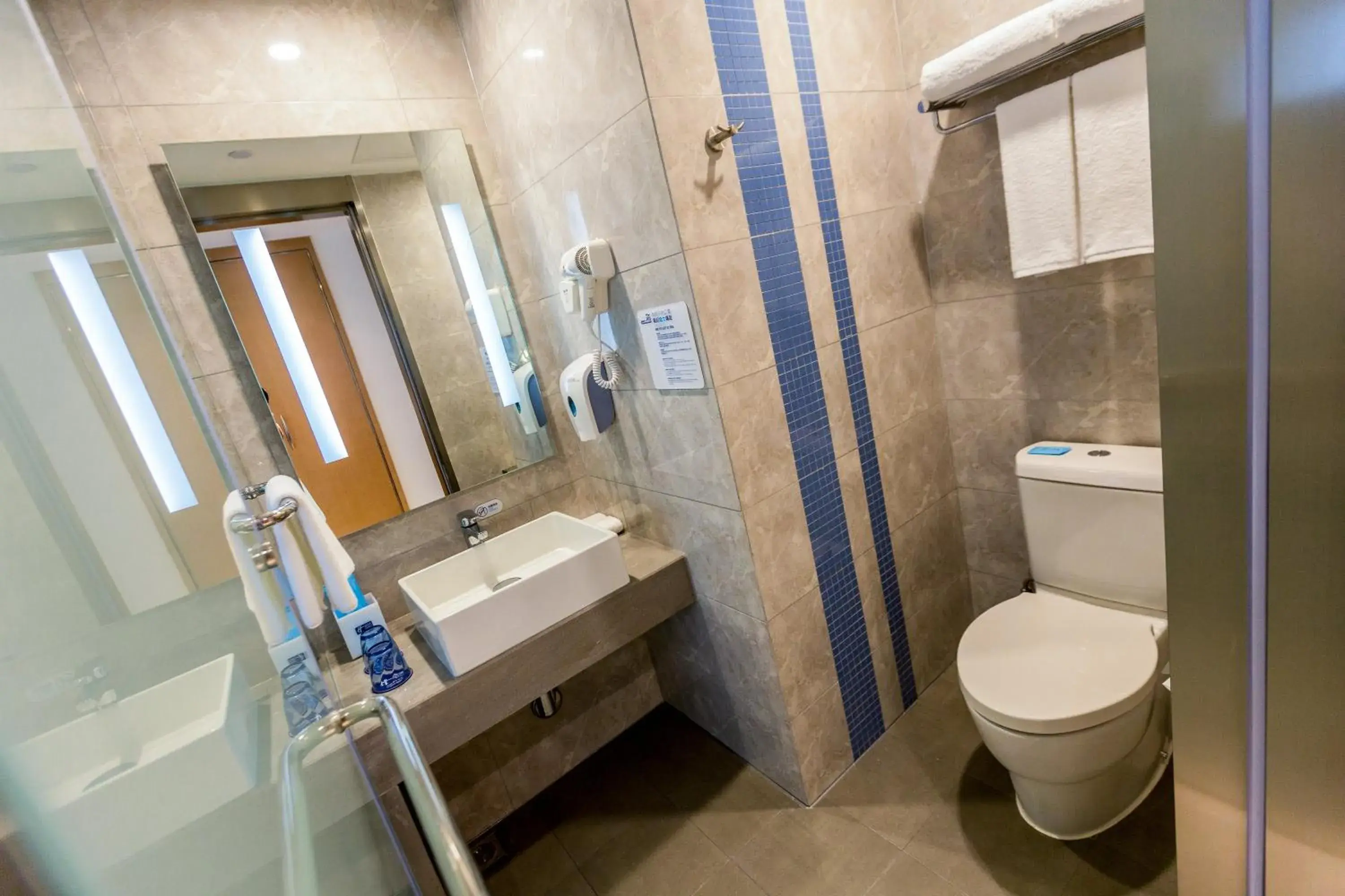 Photo of the whole room, Bathroom in Holiday Inn Express Chengdu Xindu, an IHG Hotel