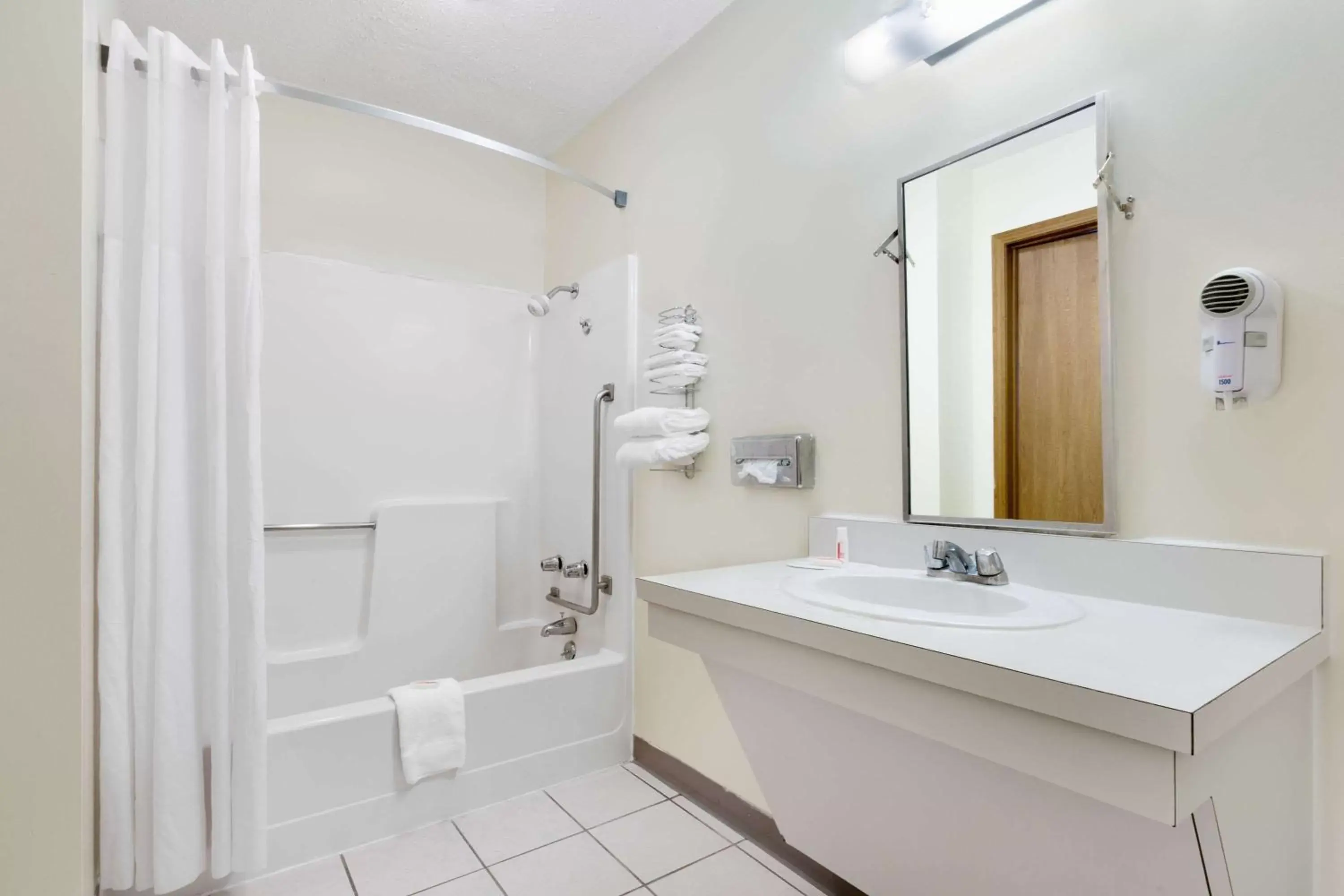 Bathroom in Days Inn by Wyndham Concordia