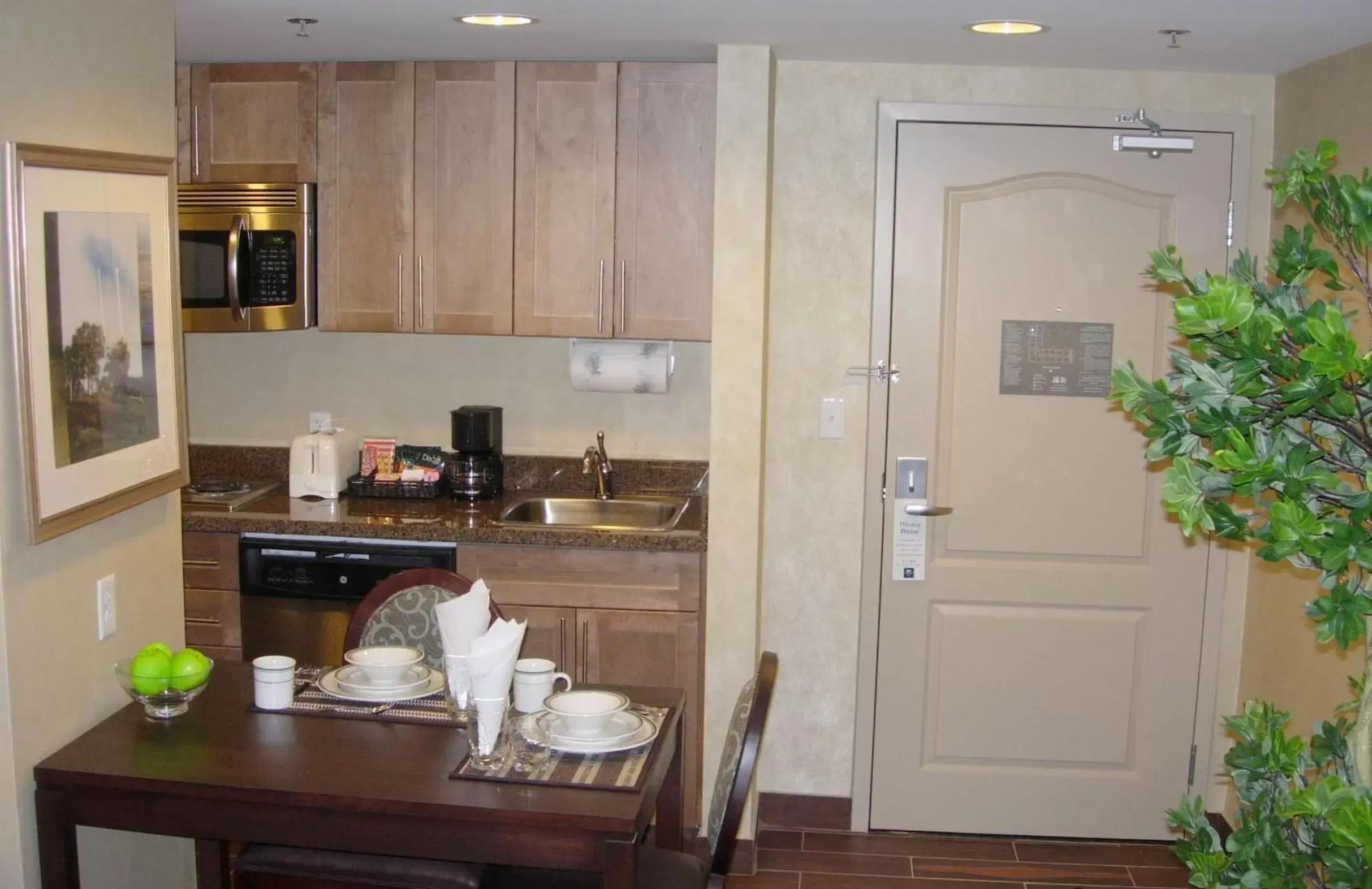 Bed, Kitchen/Kitchenette in Homewood Suites by Hilton Toronto-Markham