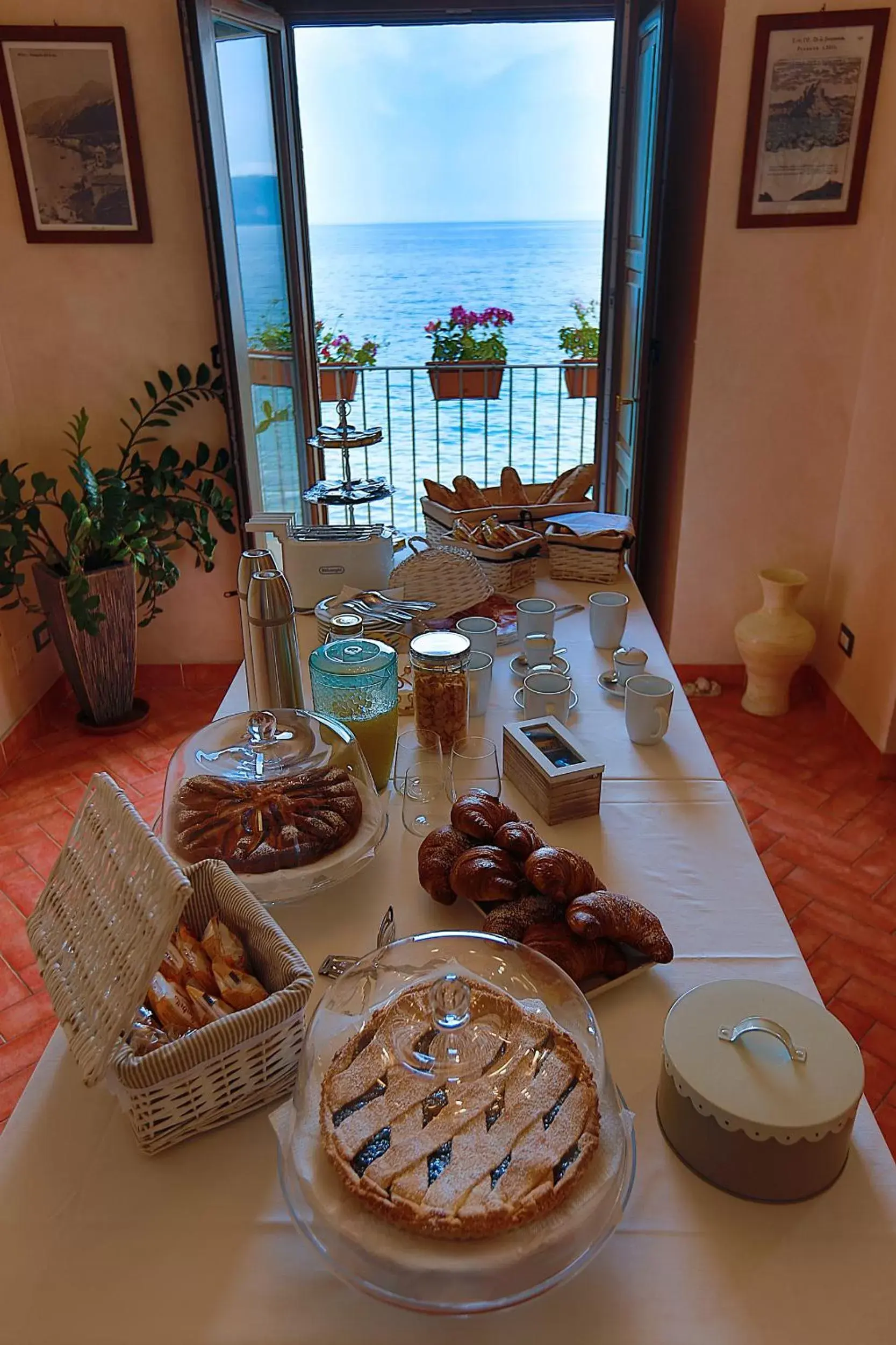 Buffet breakfast in Il Casato Deluxe Rooms