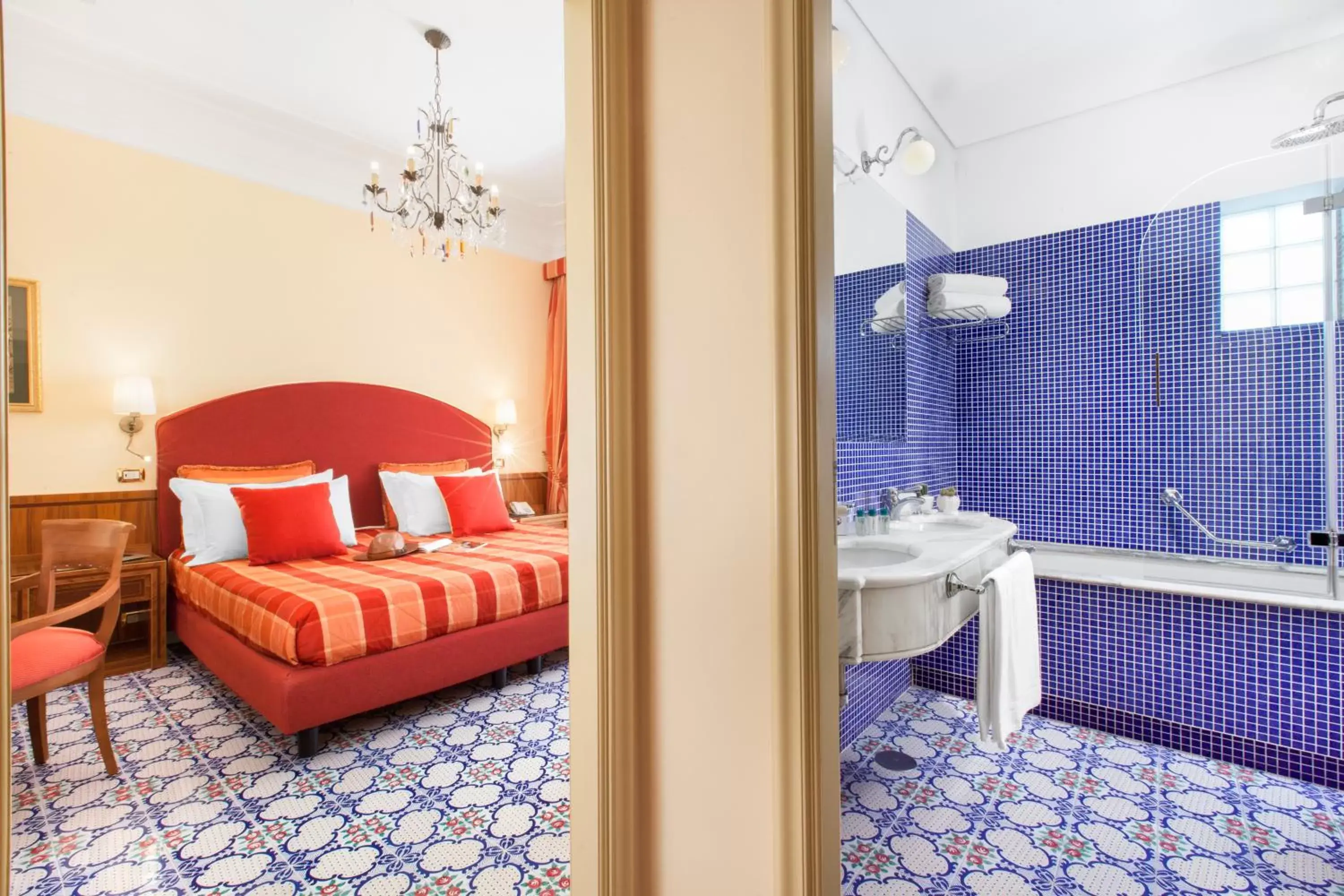 Bathroom, Bed in Hotel Antiche Mura