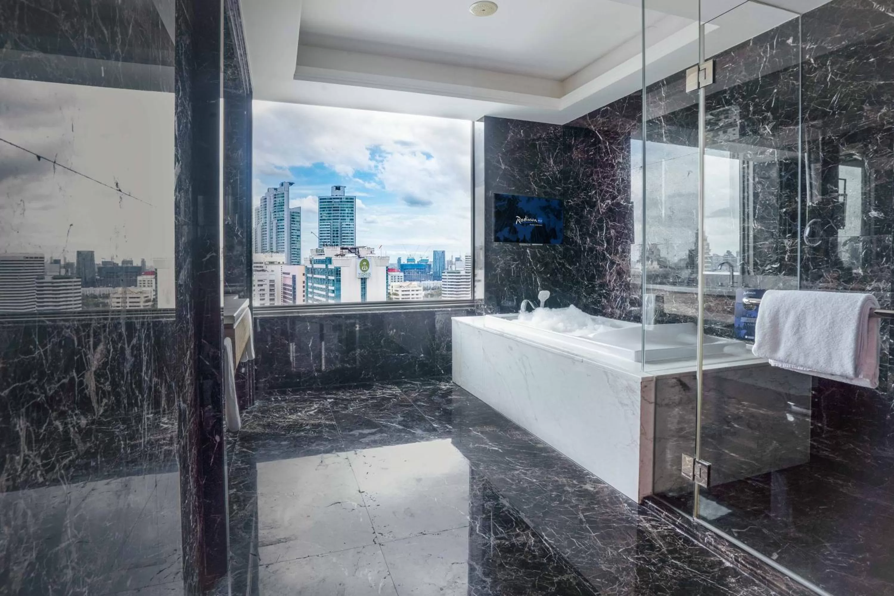 Bathroom, Bed in Radisson Blu Plaza Bangkok