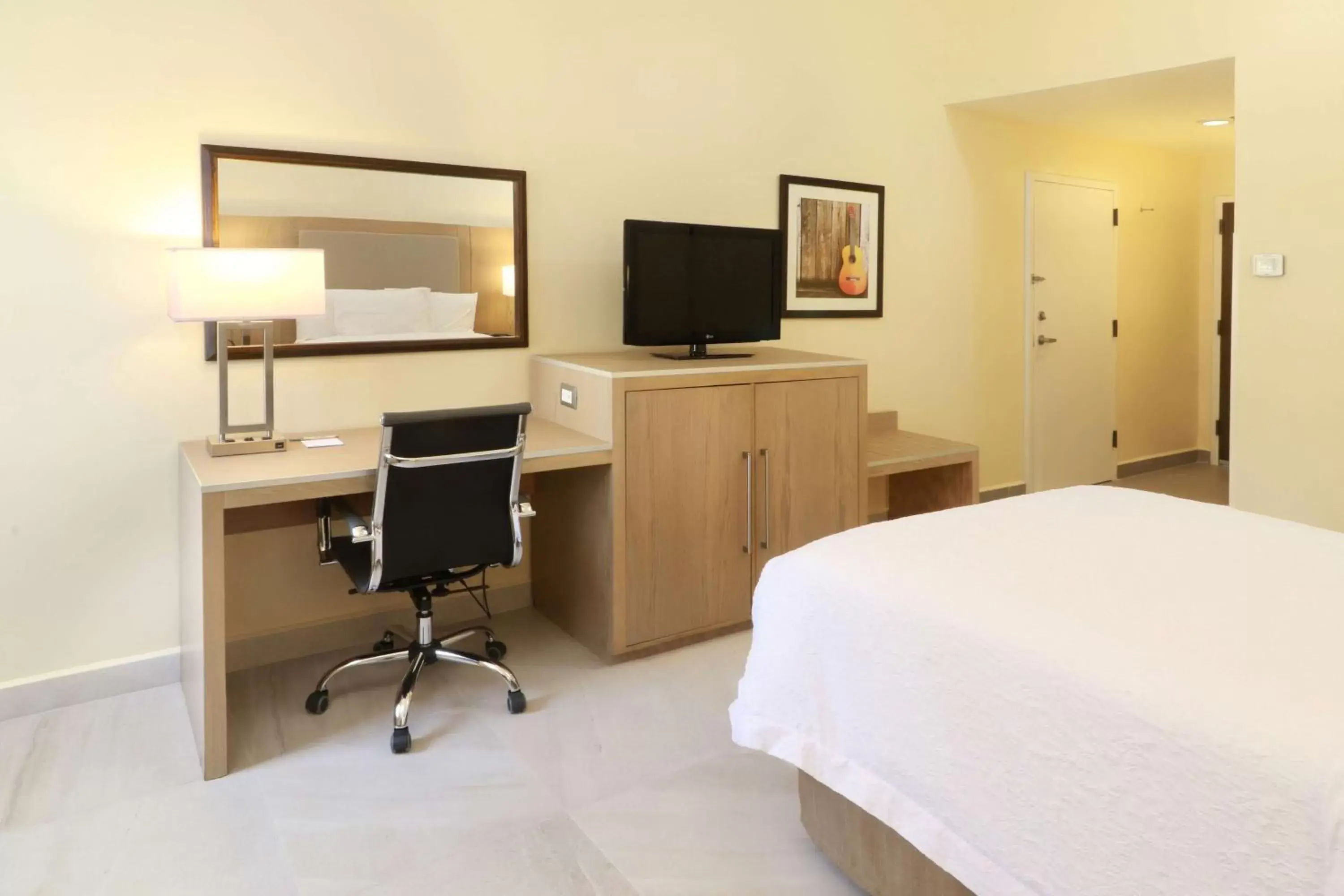 Bedroom, TV/Entertainment Center in Hampton Inn Monterrey-Airport