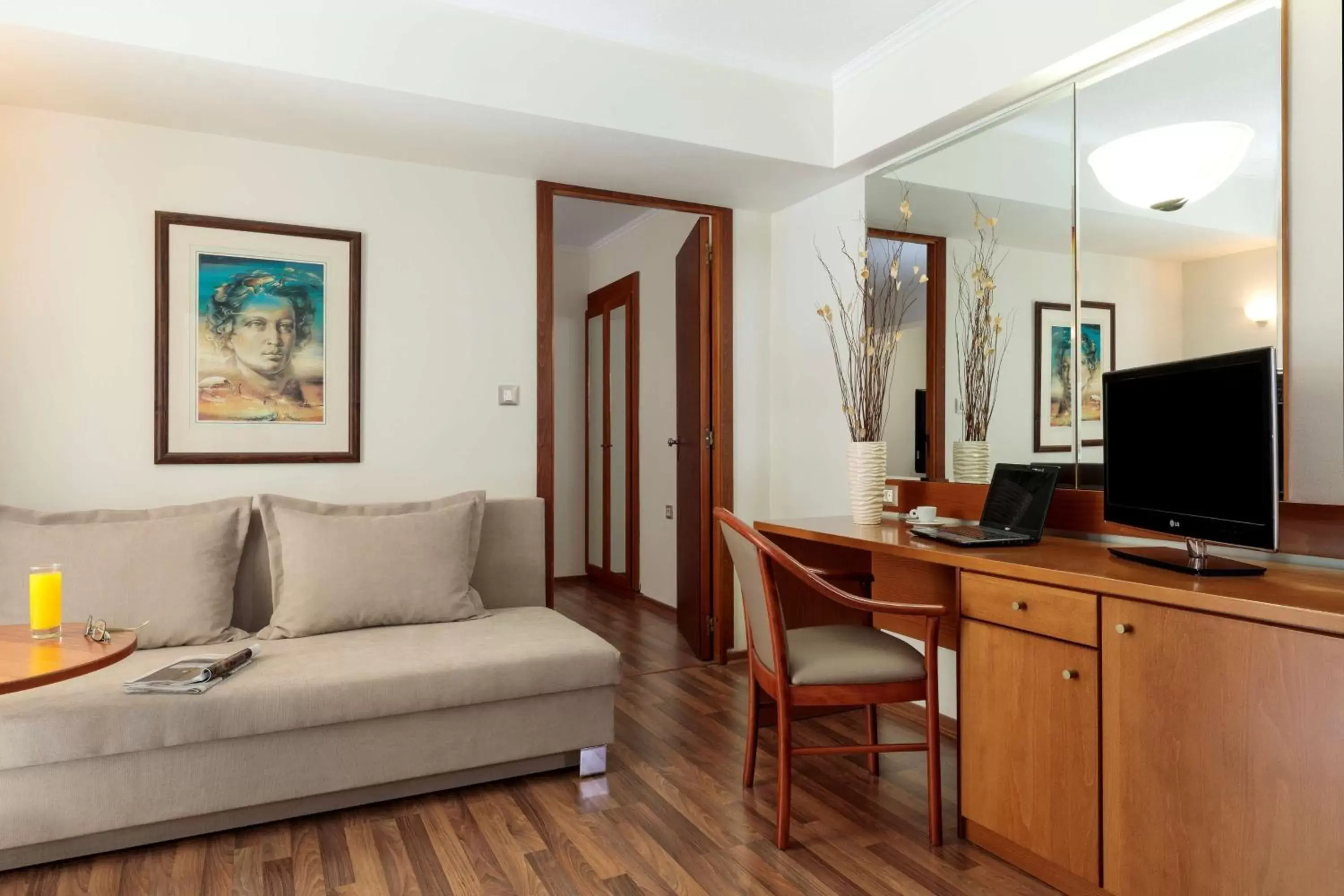 Photo of the whole room in Best Western Plus Hotel Plaza Photo of the whole room in Best Western Plus Hotel Plaza