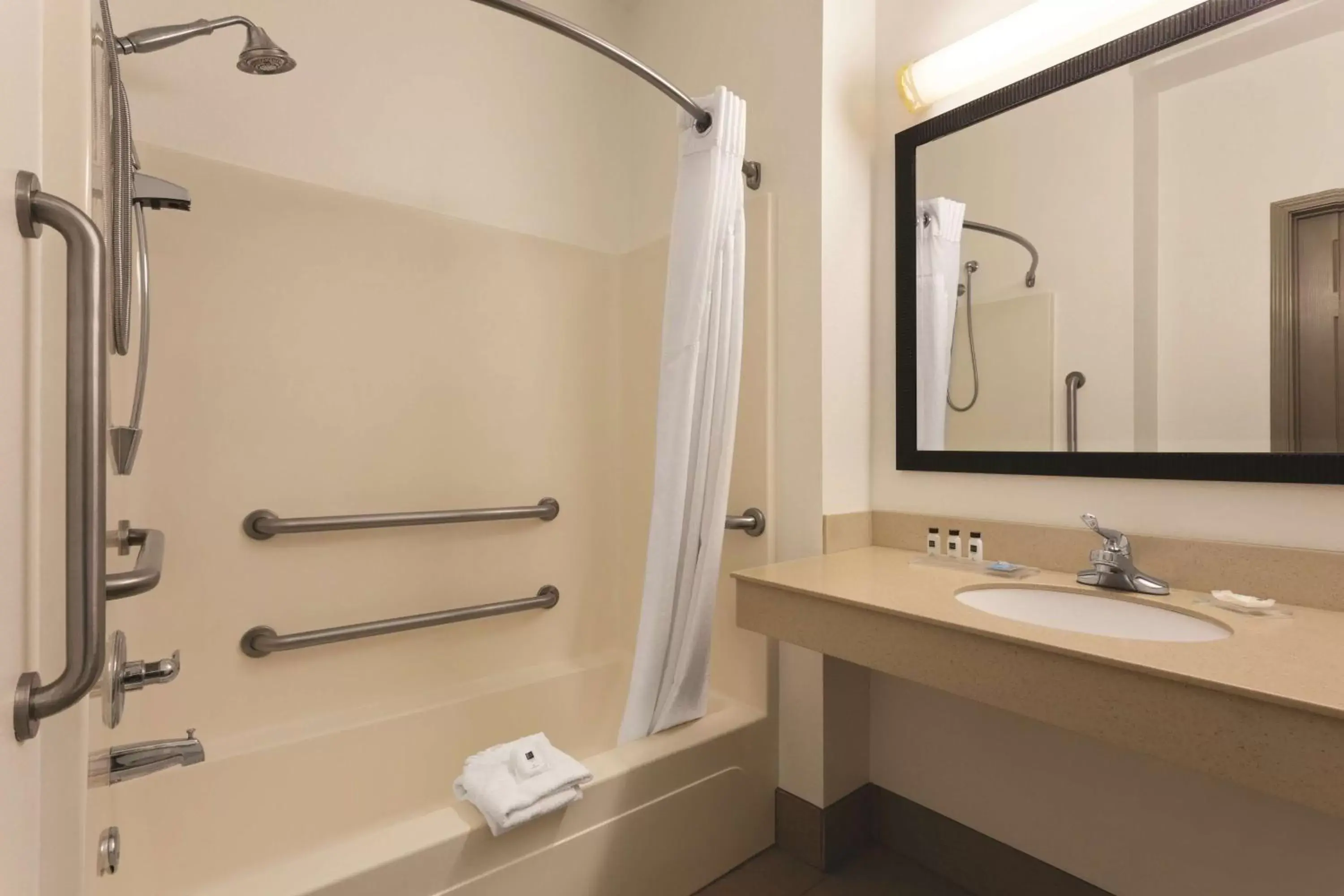 Bathroom in Country Inn & Suites by Radisson, Bryant (Little Rock), AR