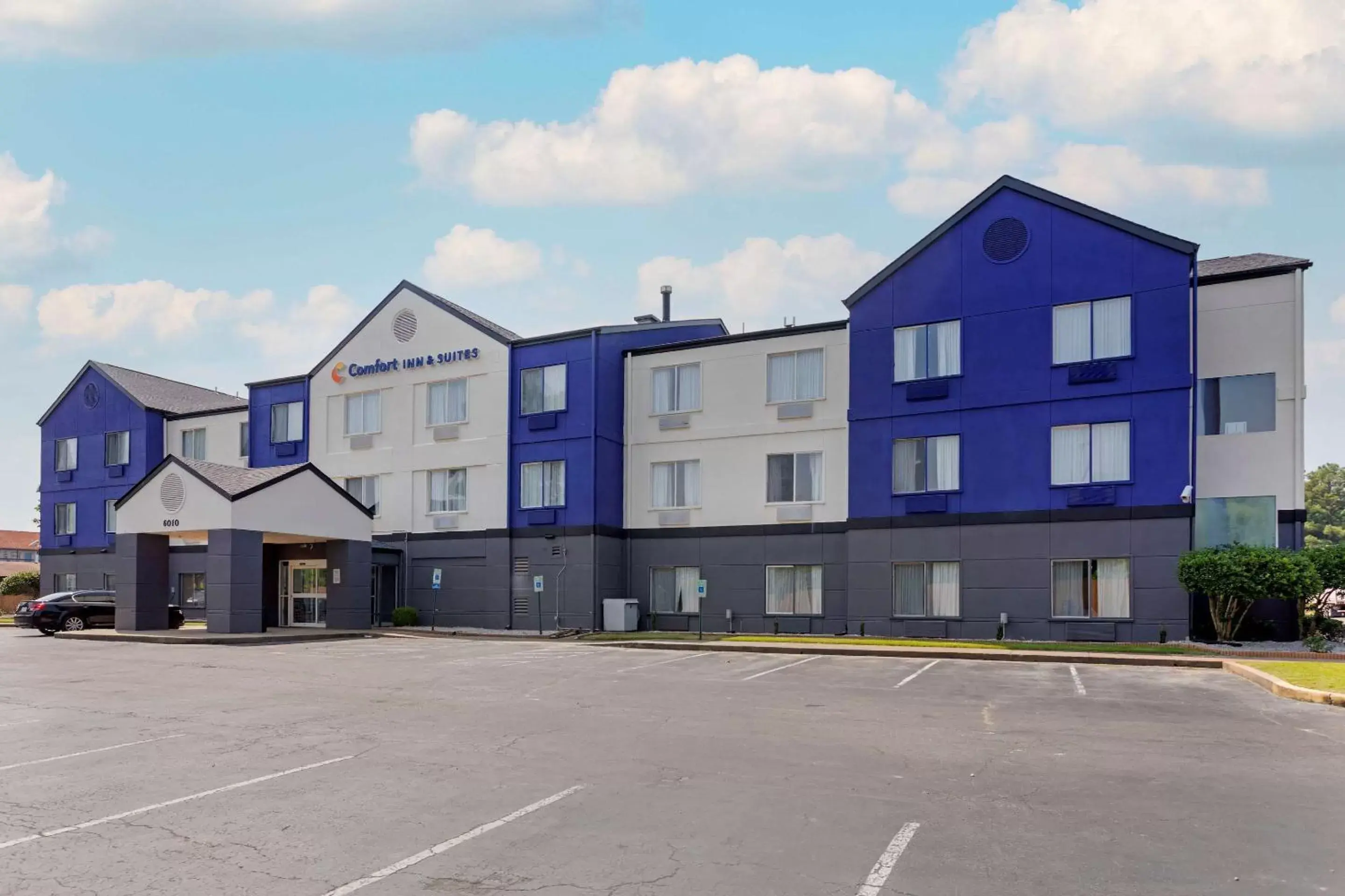 Property Building in Comfort Inn & Suites