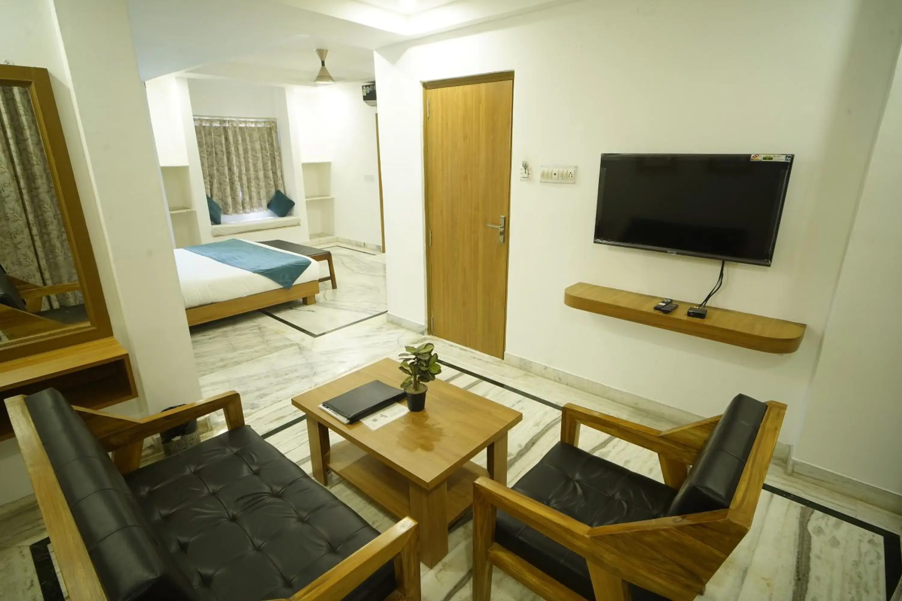 Communal lounge/ TV room, TV/Entertainment Center in Banjara Hostel