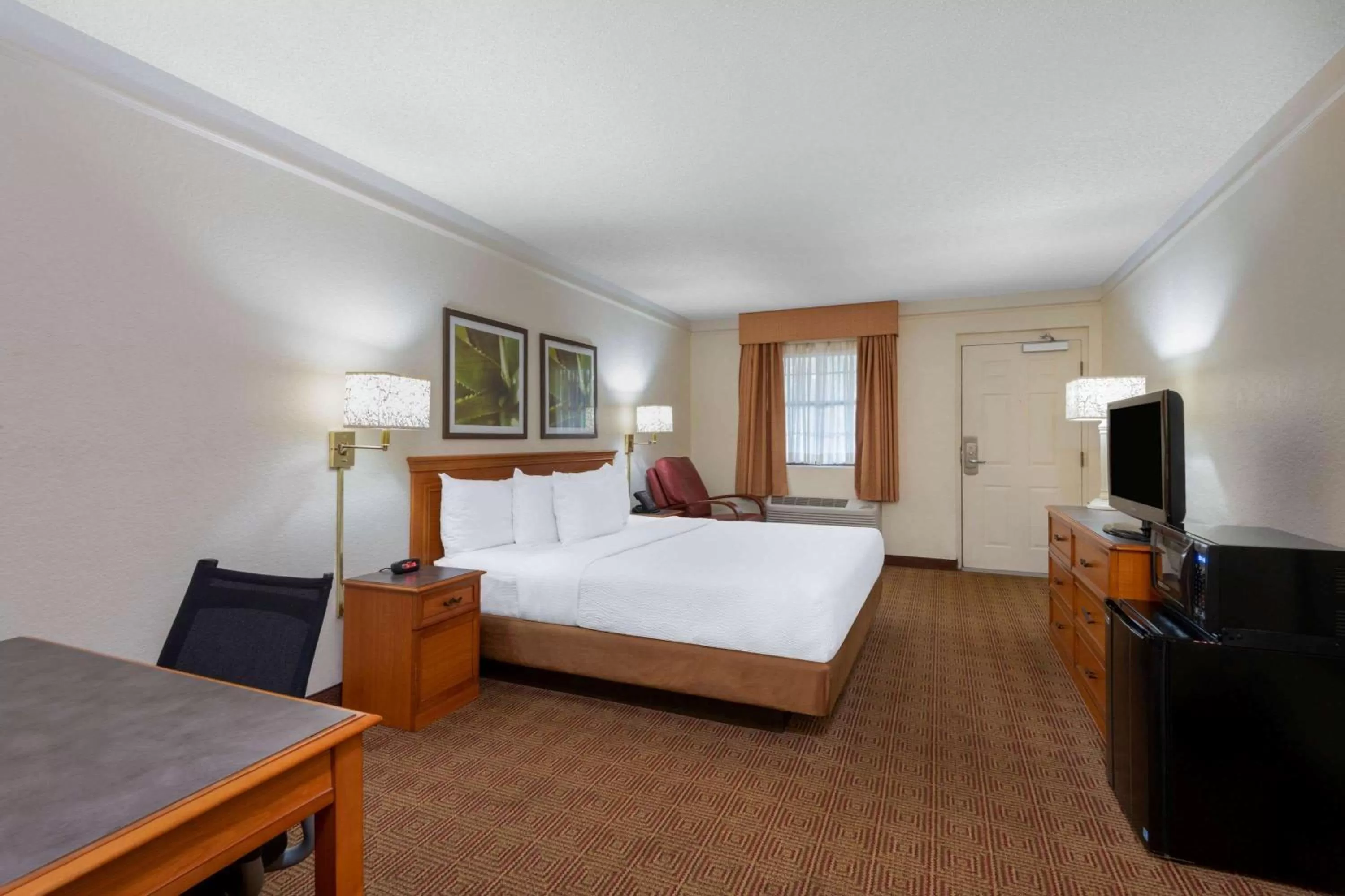 Photo of the whole room, Bed in La Quinta East Deerfield Beach - Boca Raton