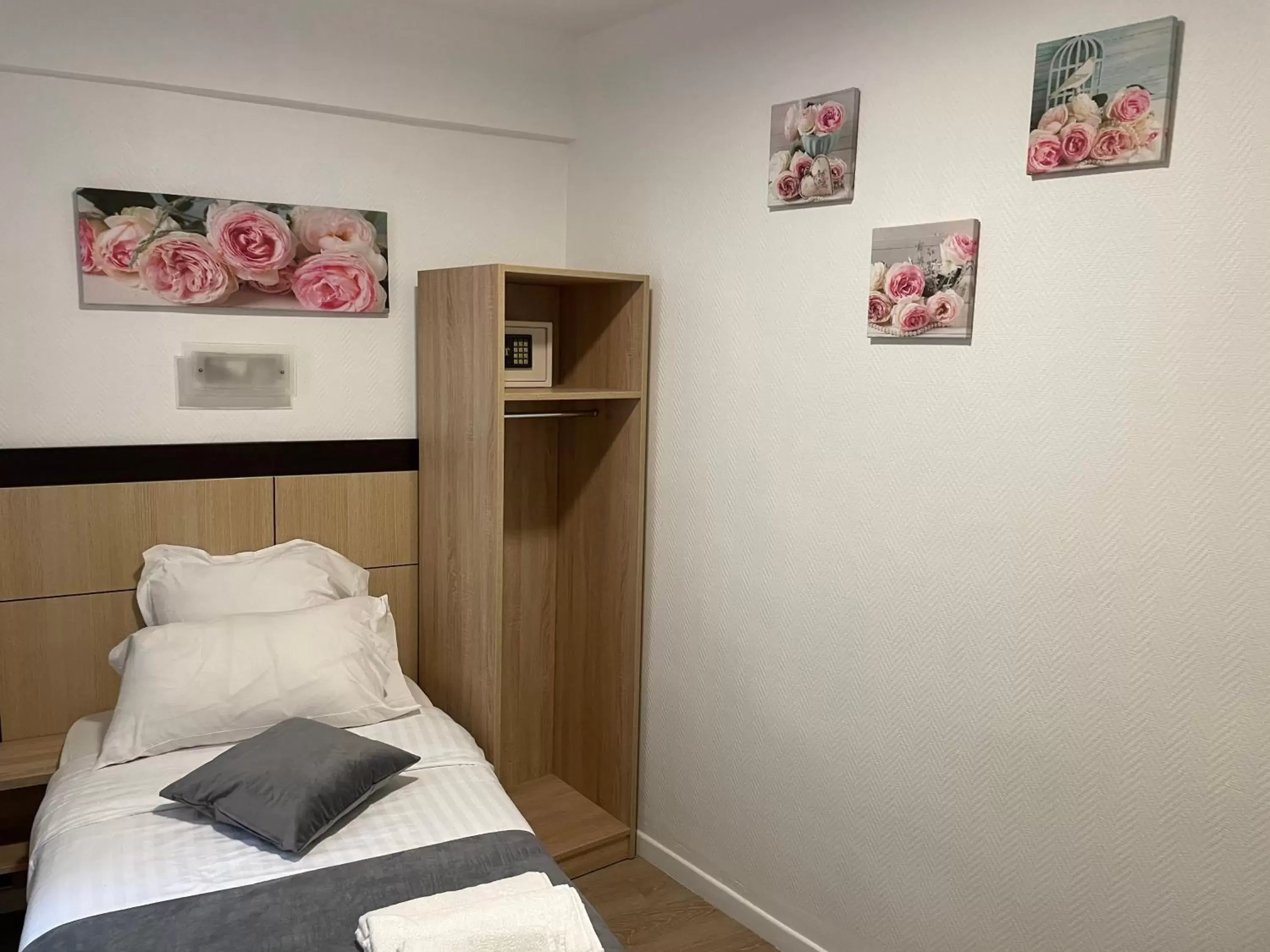 Bed in Hôtel de Bordeaux Bed in Hôtel de Bordeaux