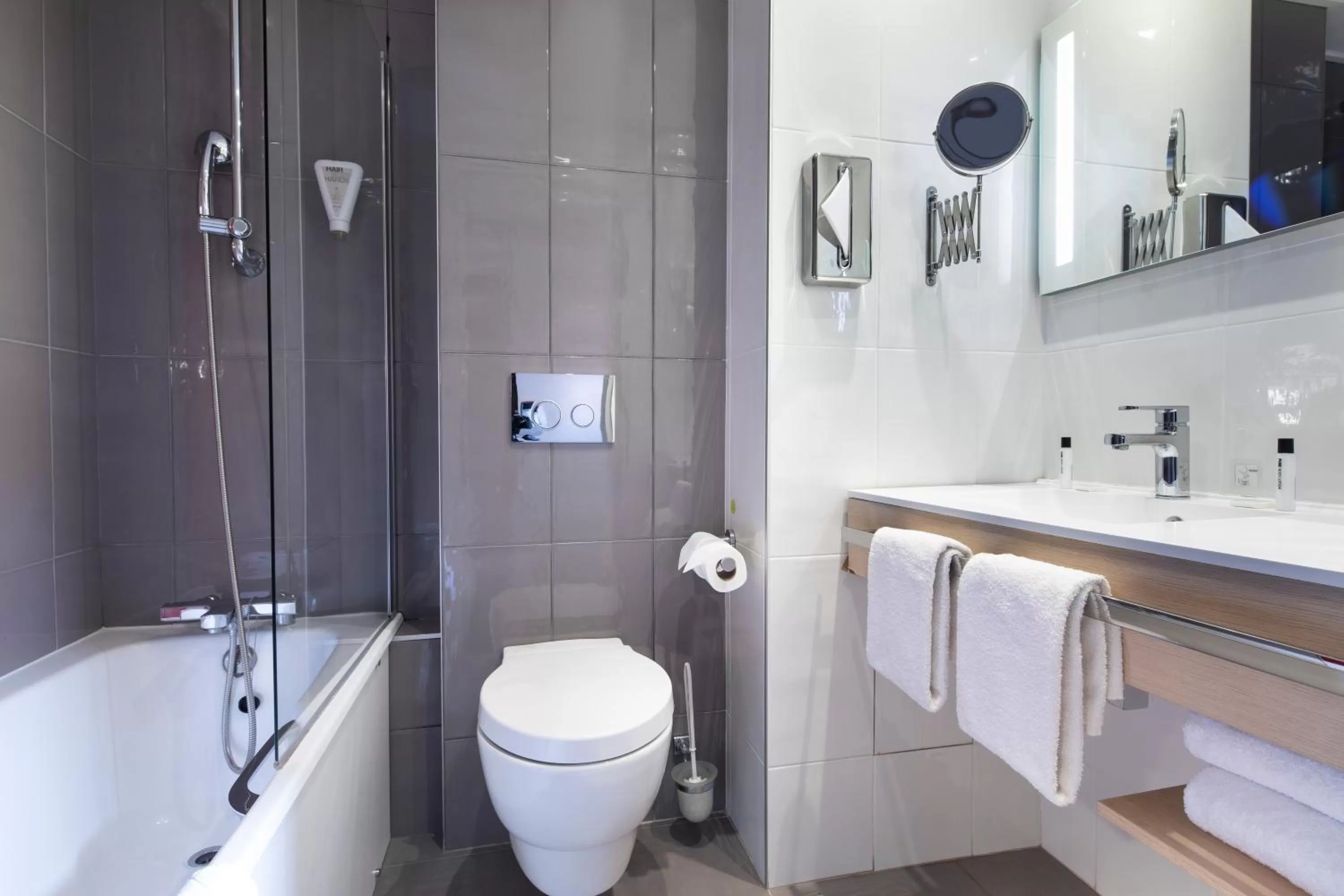 Bathroom in Paris Bastille