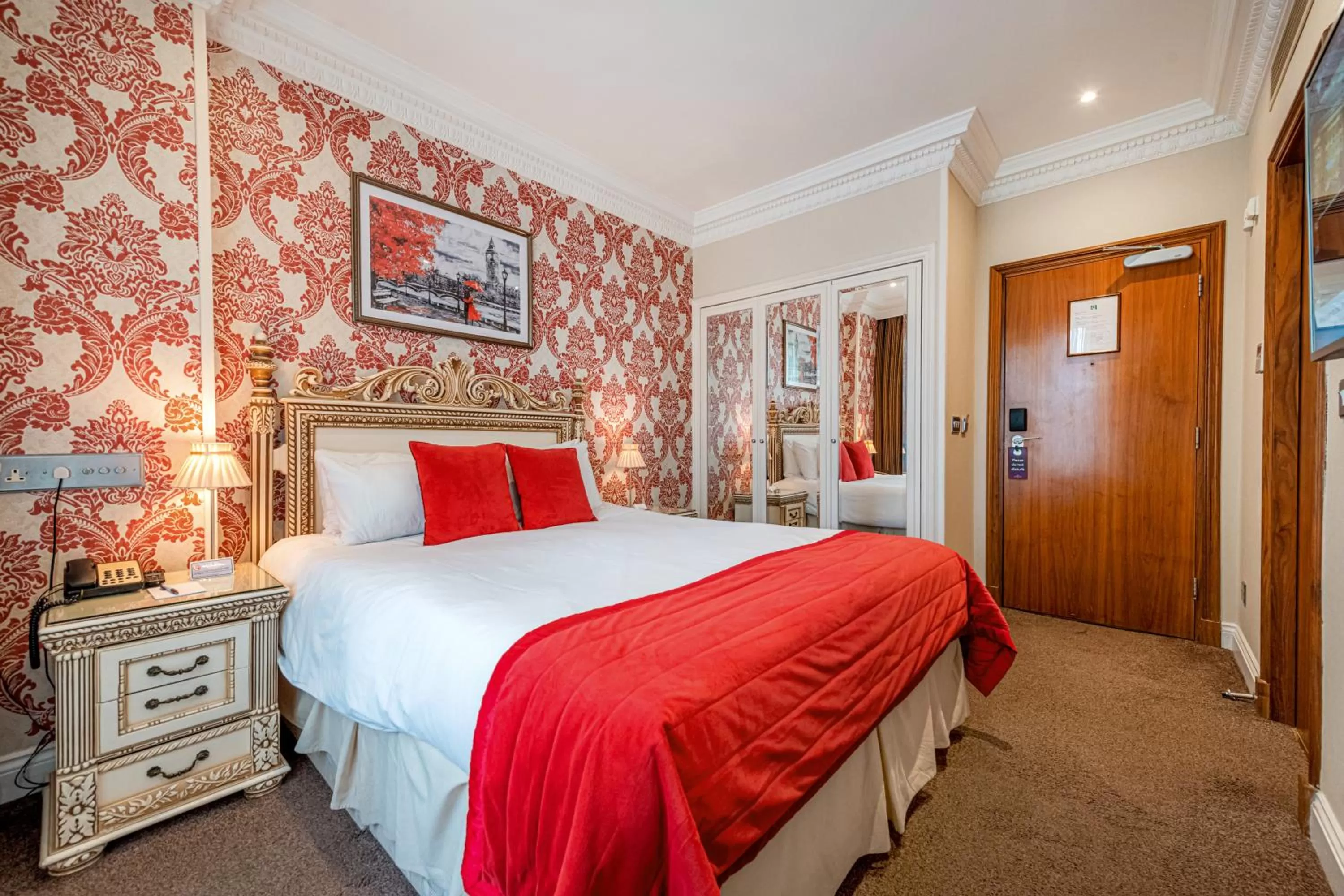 Photo of the whole room, Bed in Ashburn Hotel