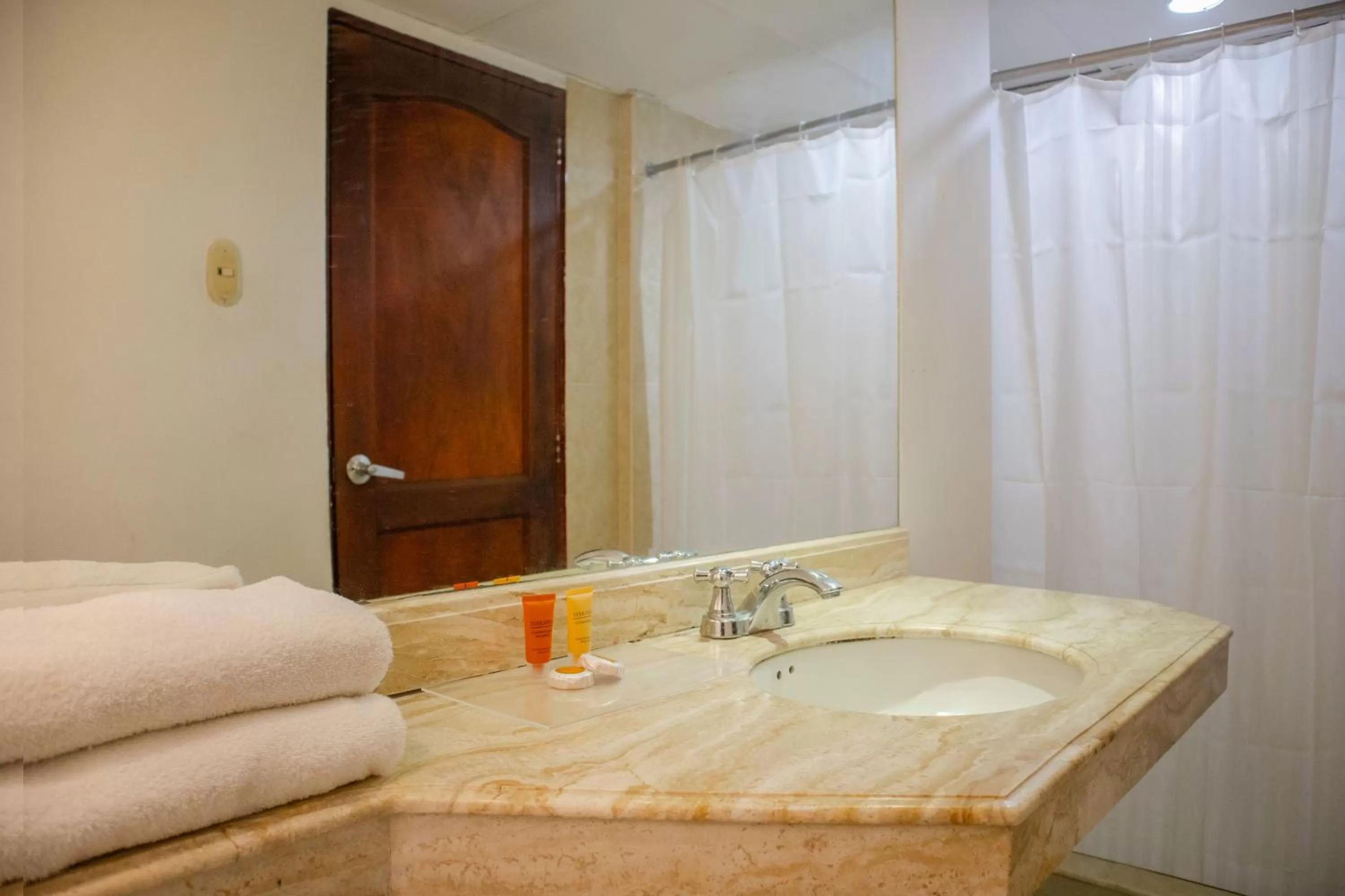 Bathroom in Hotel Faranda Express Puerta Del Sol Barranquilla, A Member of Radisson Individuals