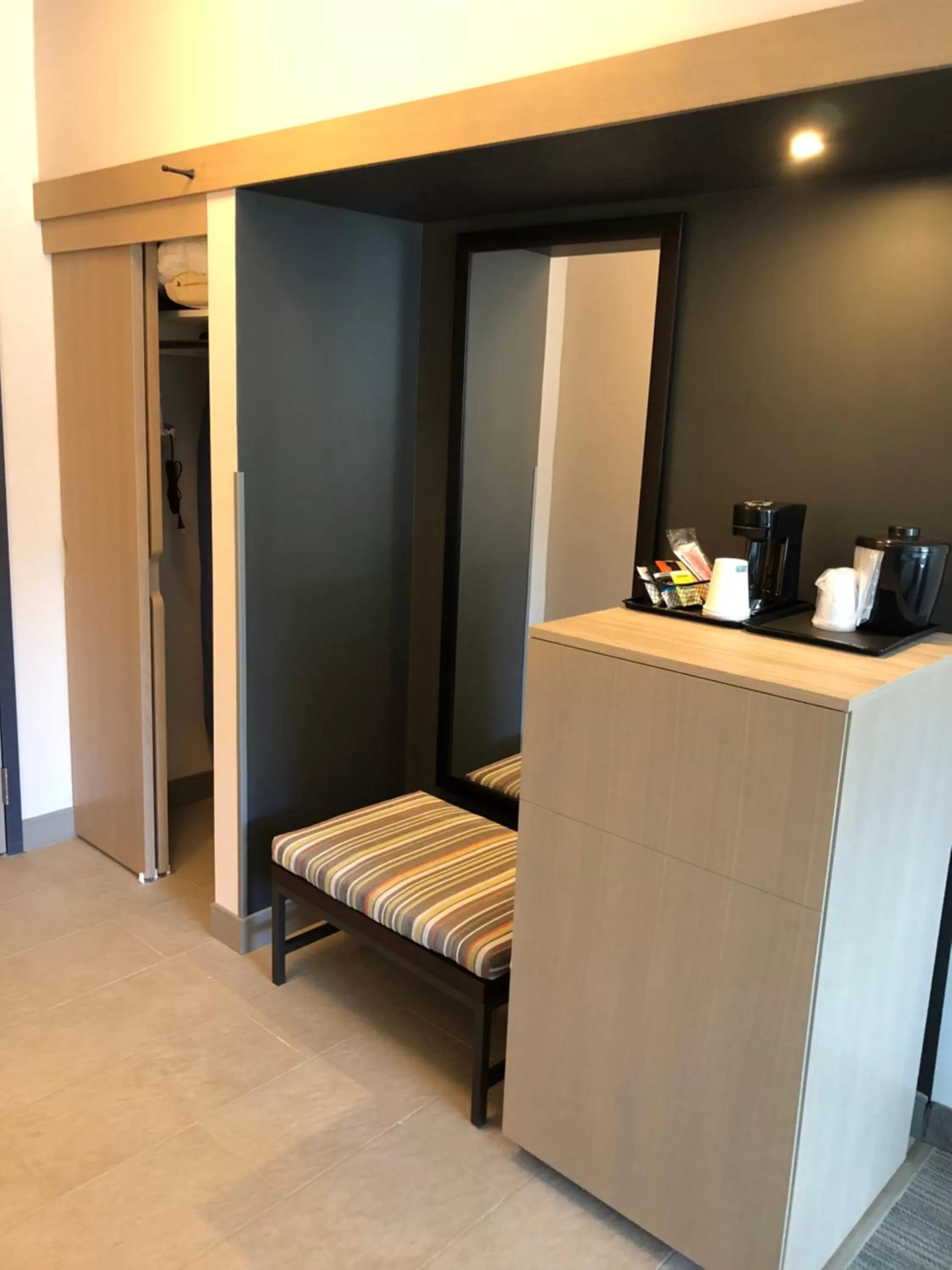 Coffee/tea facilities in Country Inn & Suites by Radisson, Page, AZ