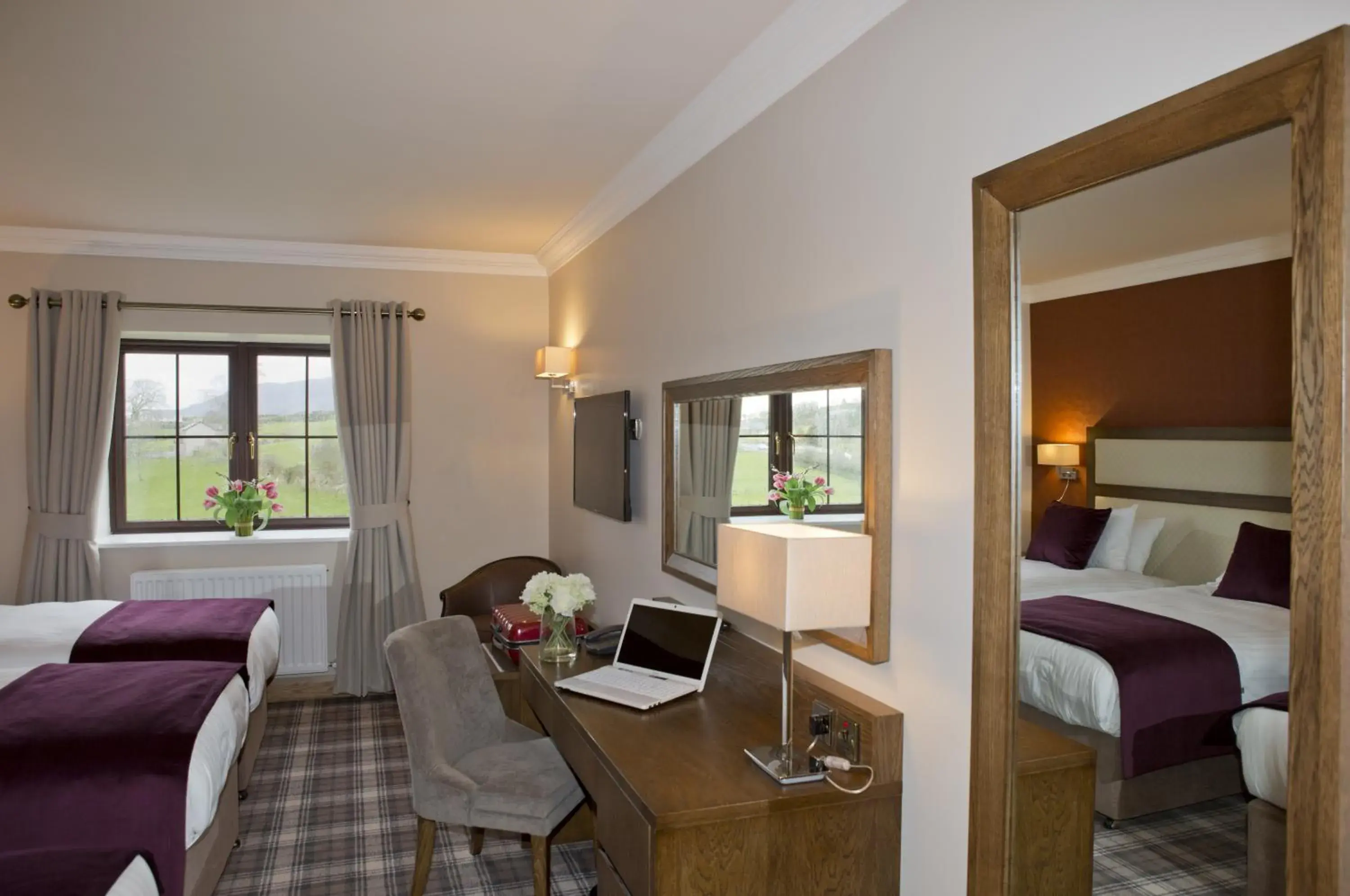 Bedroom, Seating Area in Flagstaff Lodge