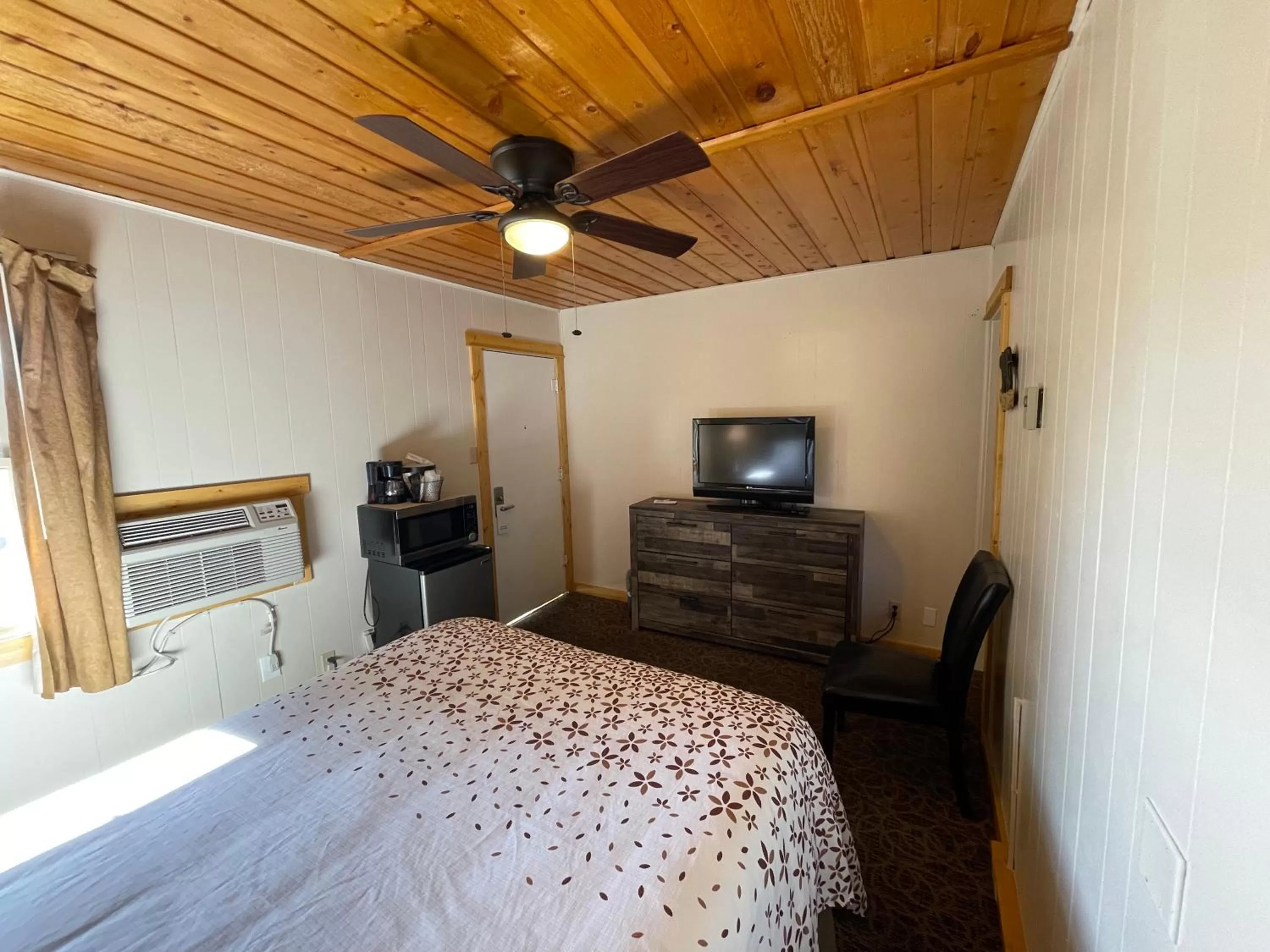 Photo of the whole room, Bed in Estes Mountain Inn