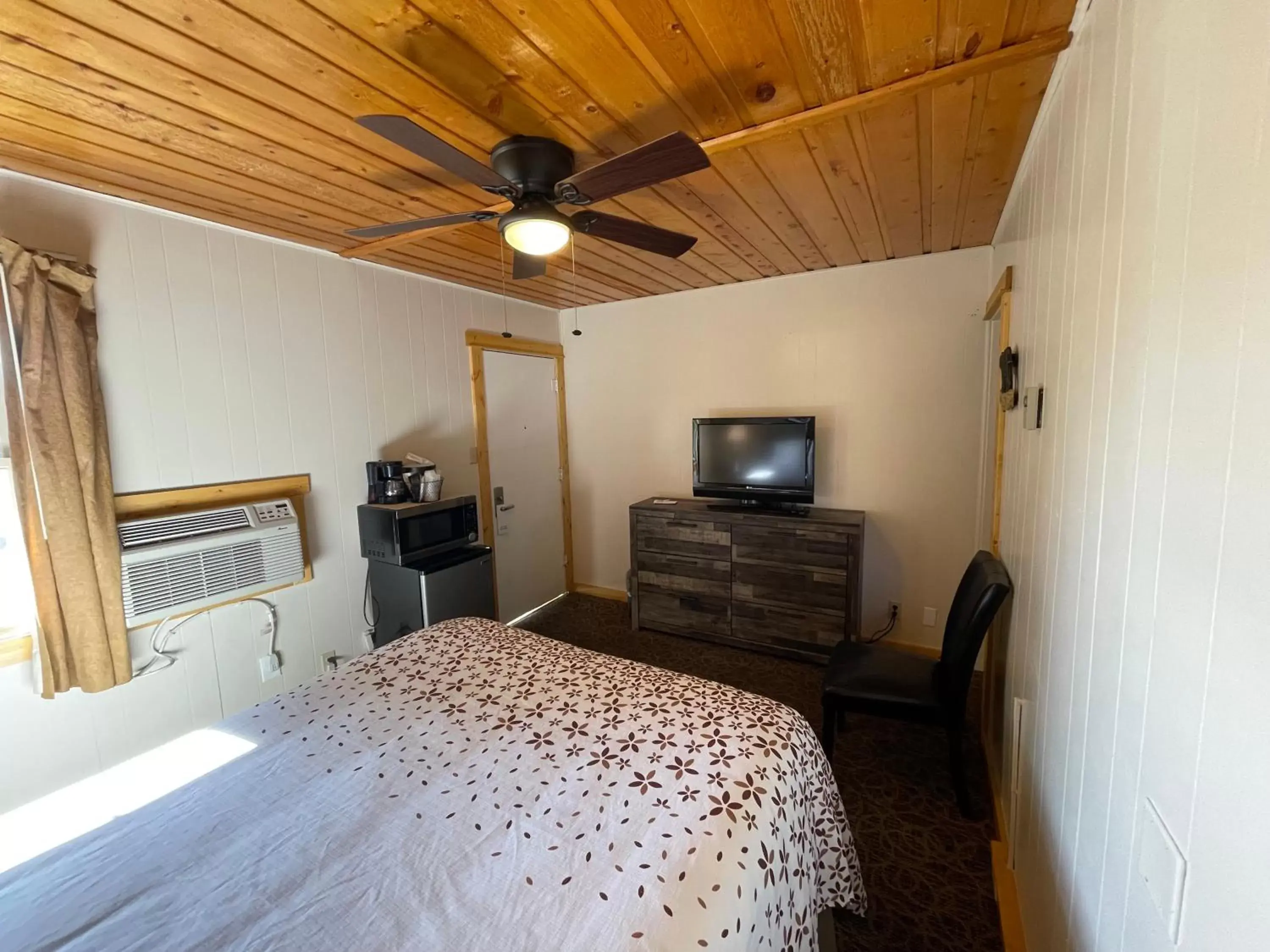 Photo of the whole room, TV/Entertainment Center in Estes Mountain Inn