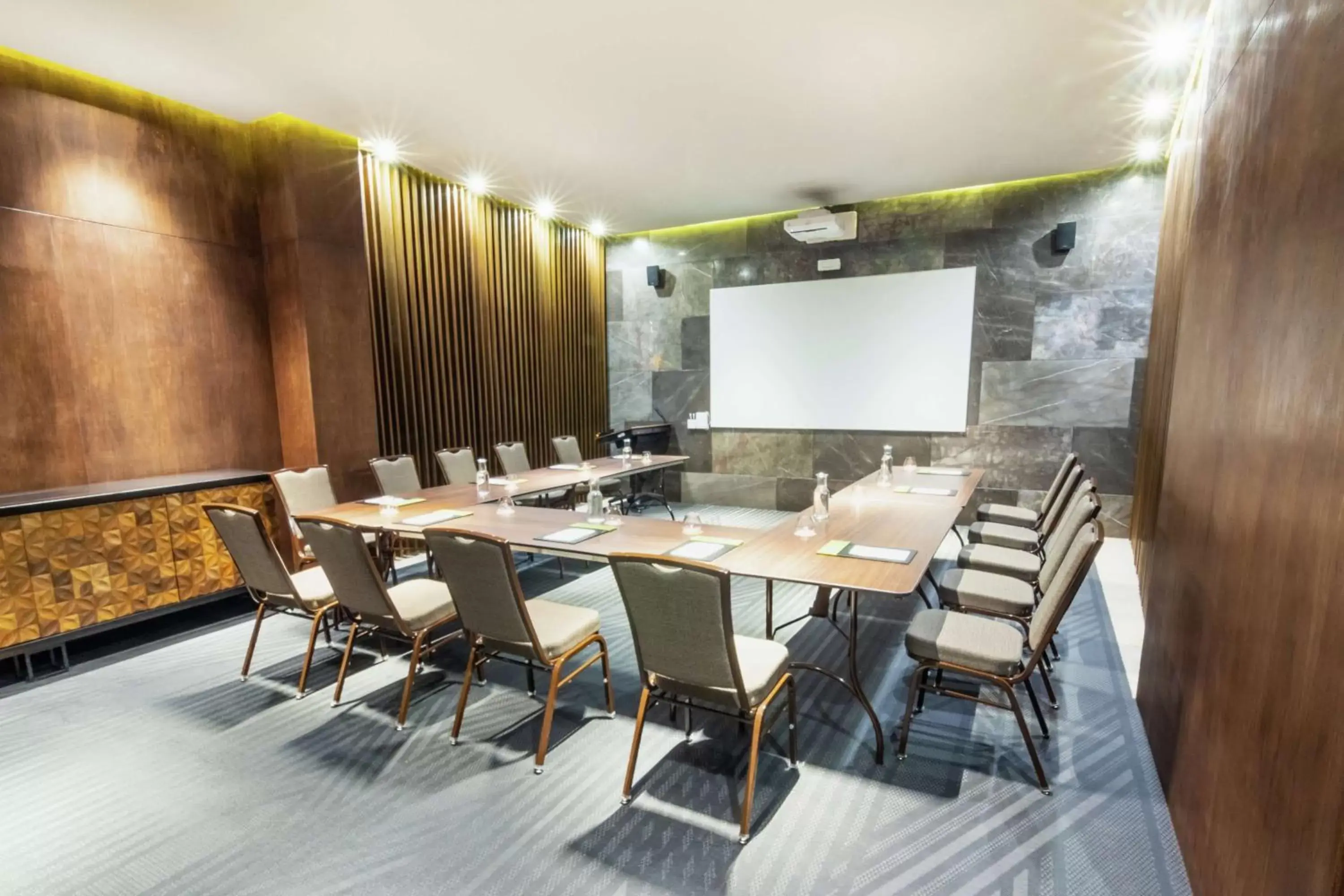 Meeting/conference room in The Fives Downtown Hotel & Residences, Curio Collection by Hilton