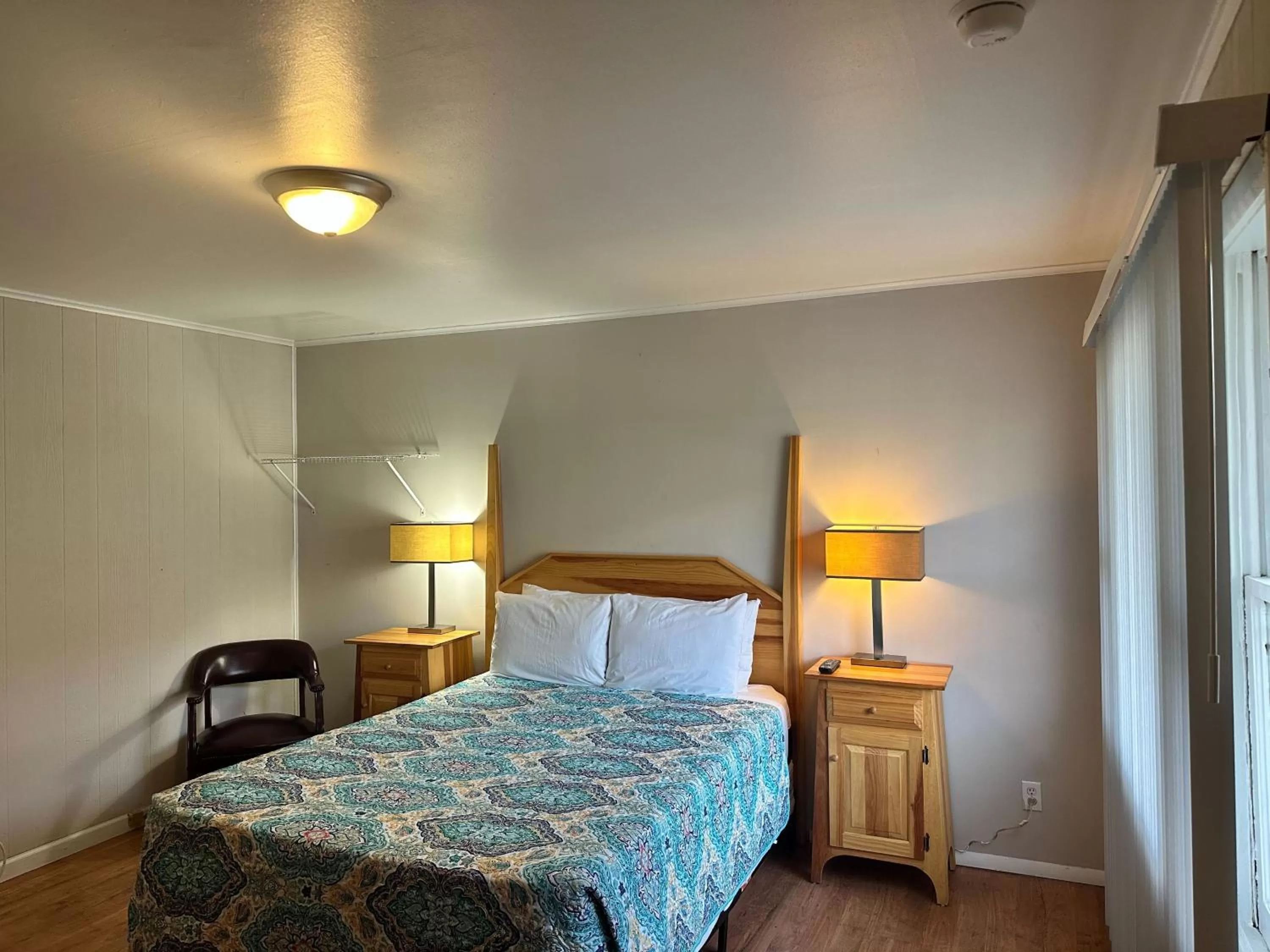 Bedroom, Bed in Community Court Motel