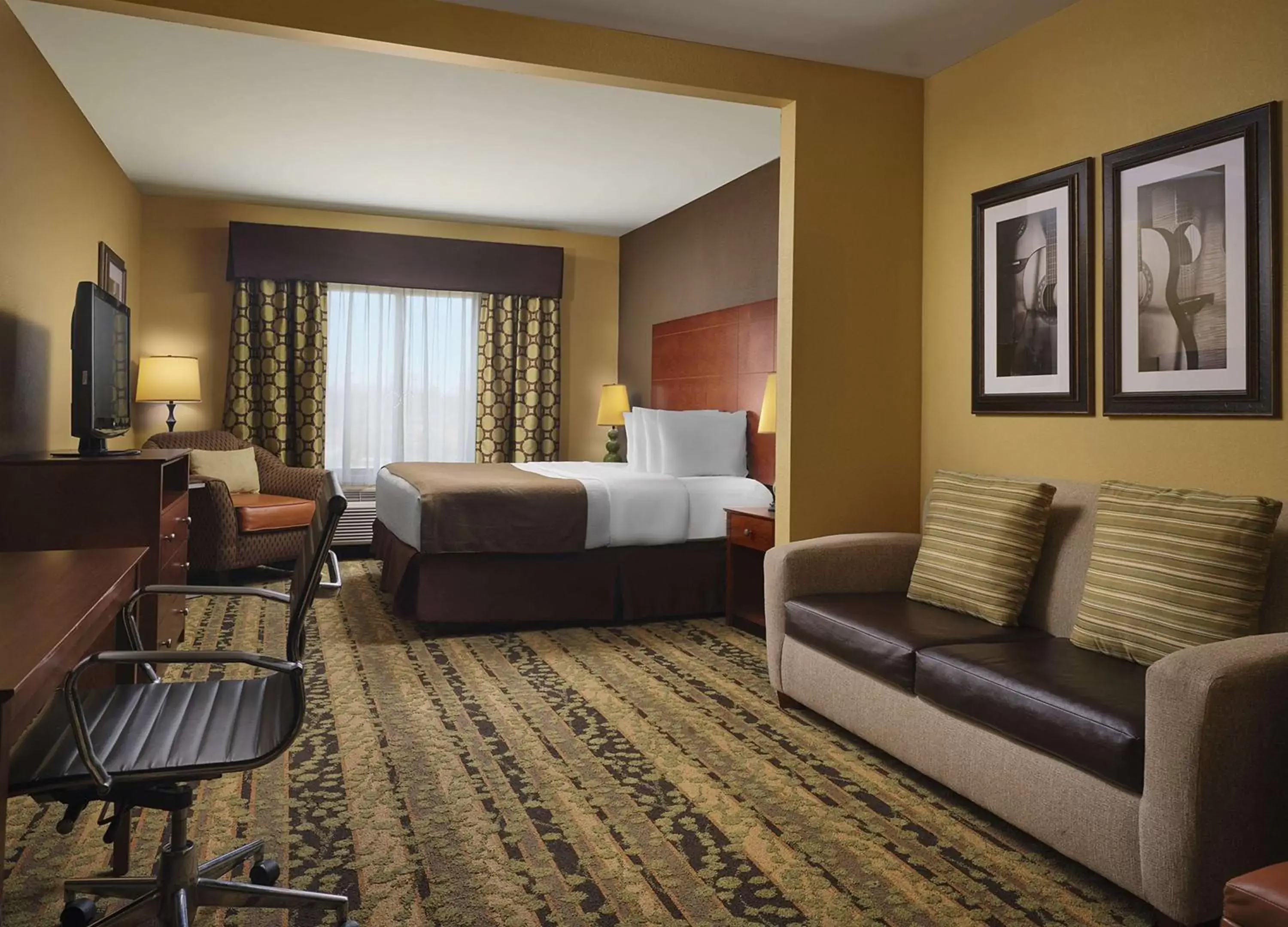 Photo of the whole room, Seating Area in Best Western Plus Tupelo Inn & Suites