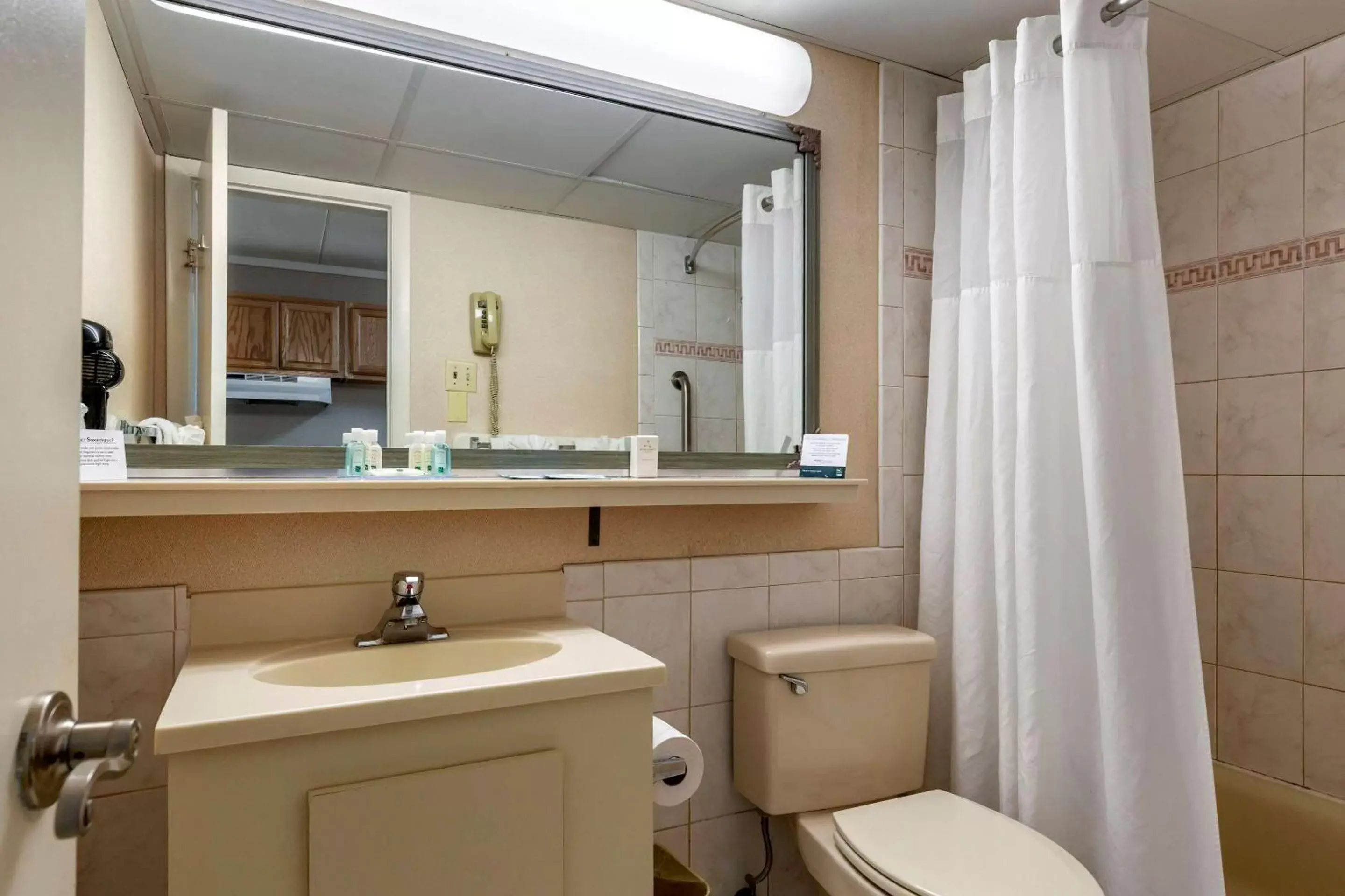 Photo of the whole room, Bathroom in Quality Inn Boardwalk