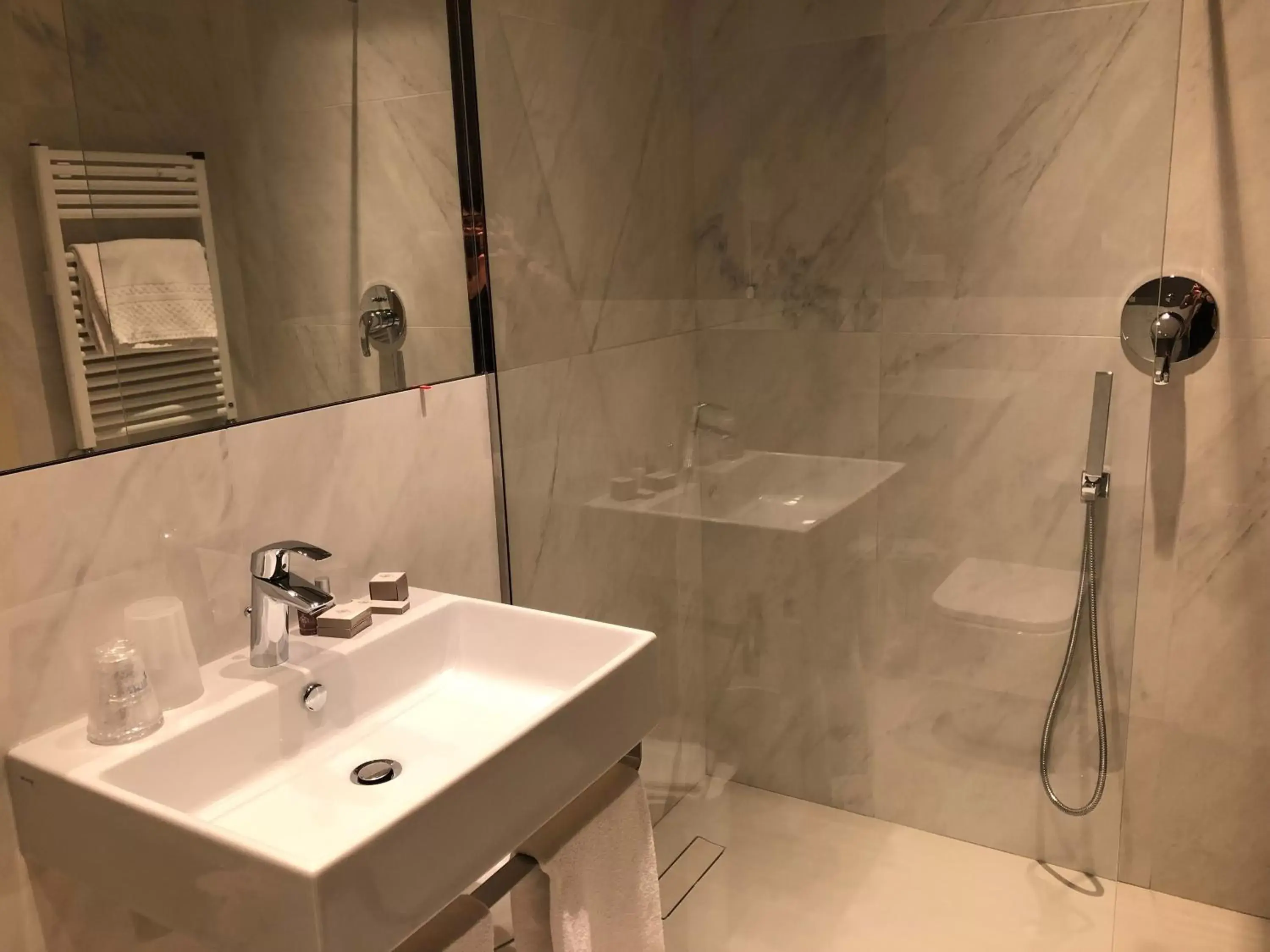 Bathroom in Savoia Hotel Regency