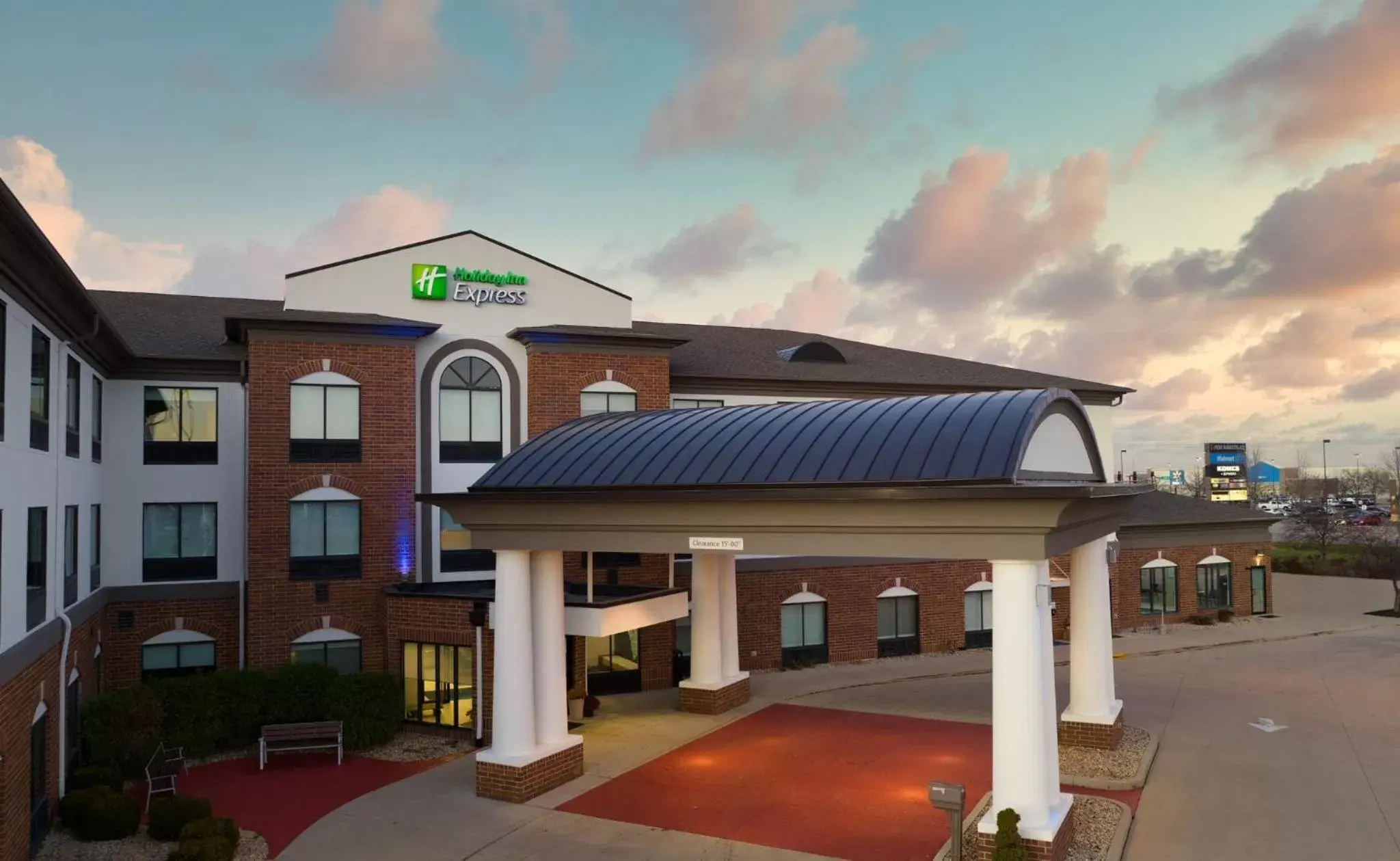 Property Building in Holiday Inn Express Peru-Lasalle Area, an IHG Hotel