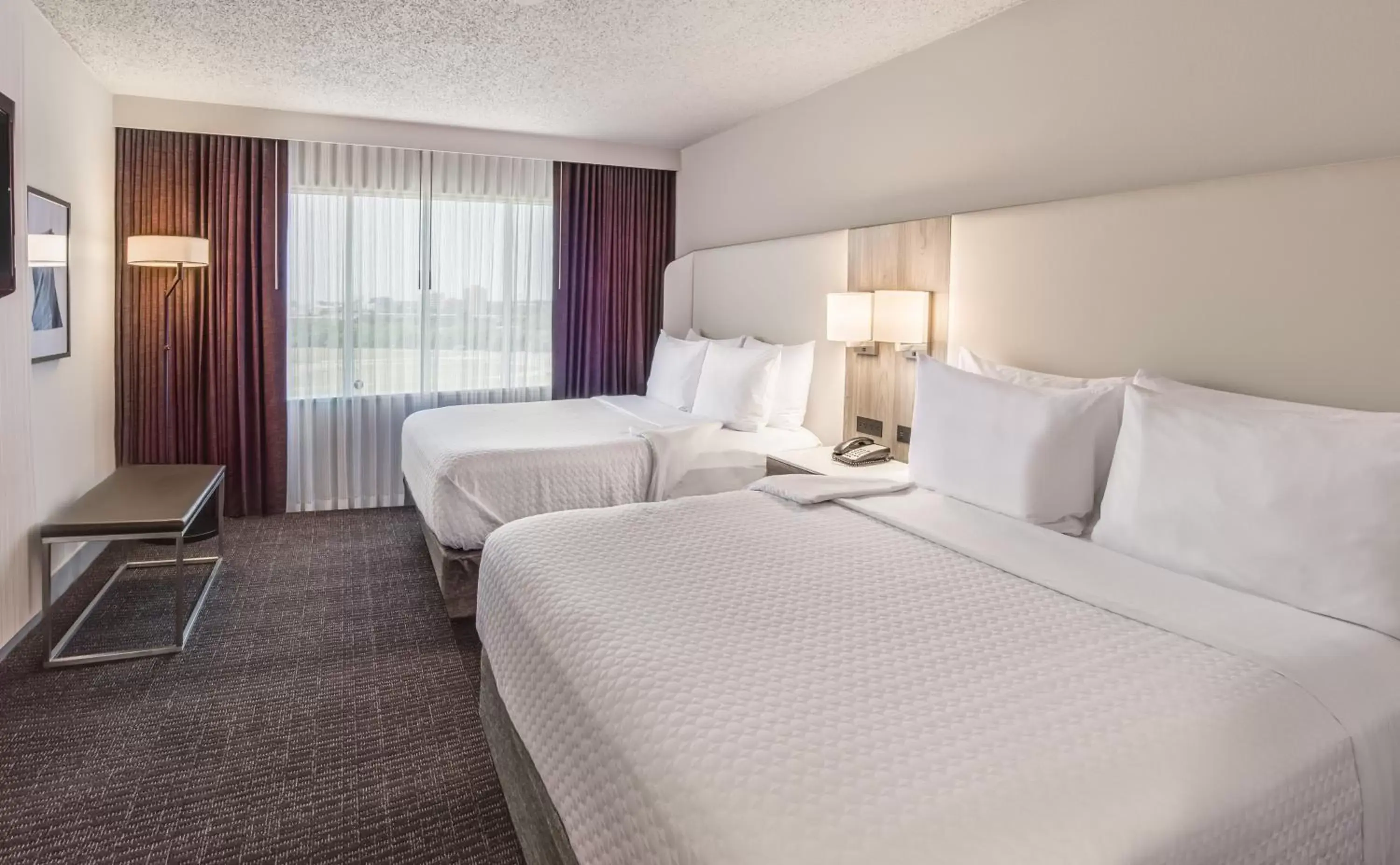 Photo of the whole room, Bed in Crowne Plaza Suites Arlington, an IHG Hotel