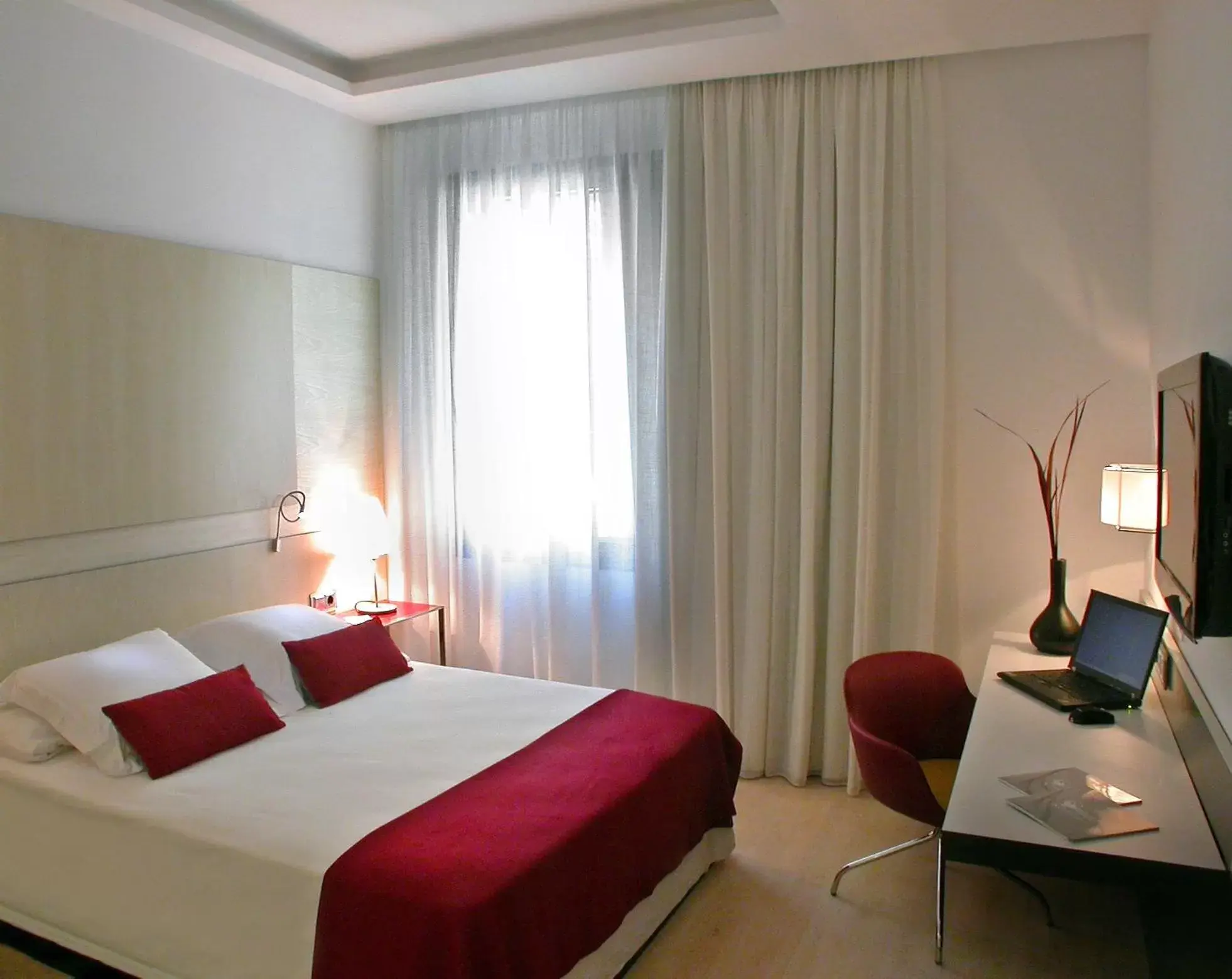 Photo of the whole room, Bed in Grupotel Gran Via 678