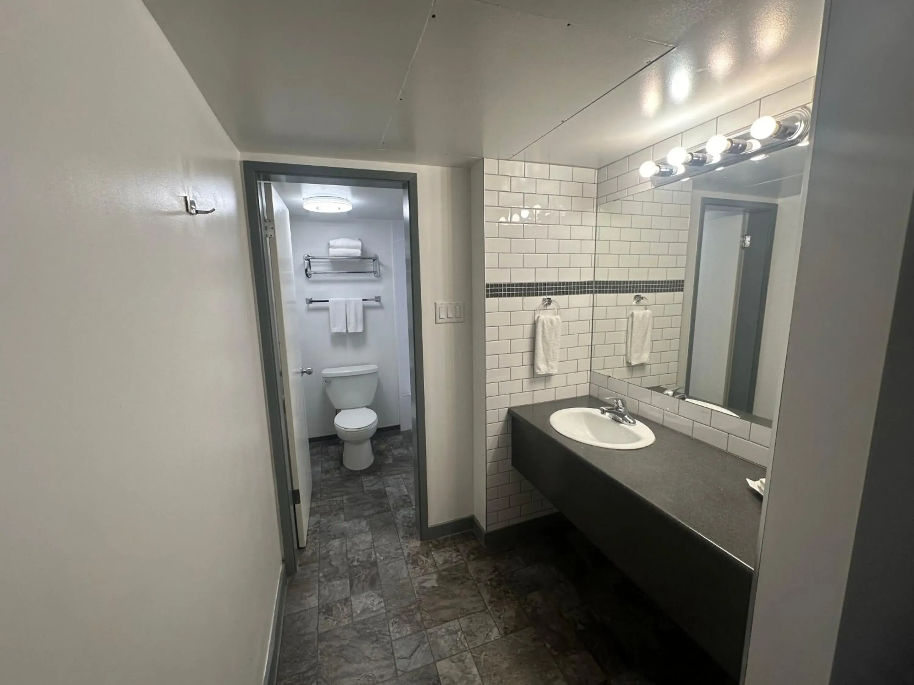 Bathroom in DIVYA SUTRA Riviera Plaza and Conference Centre, Vernon, BC
