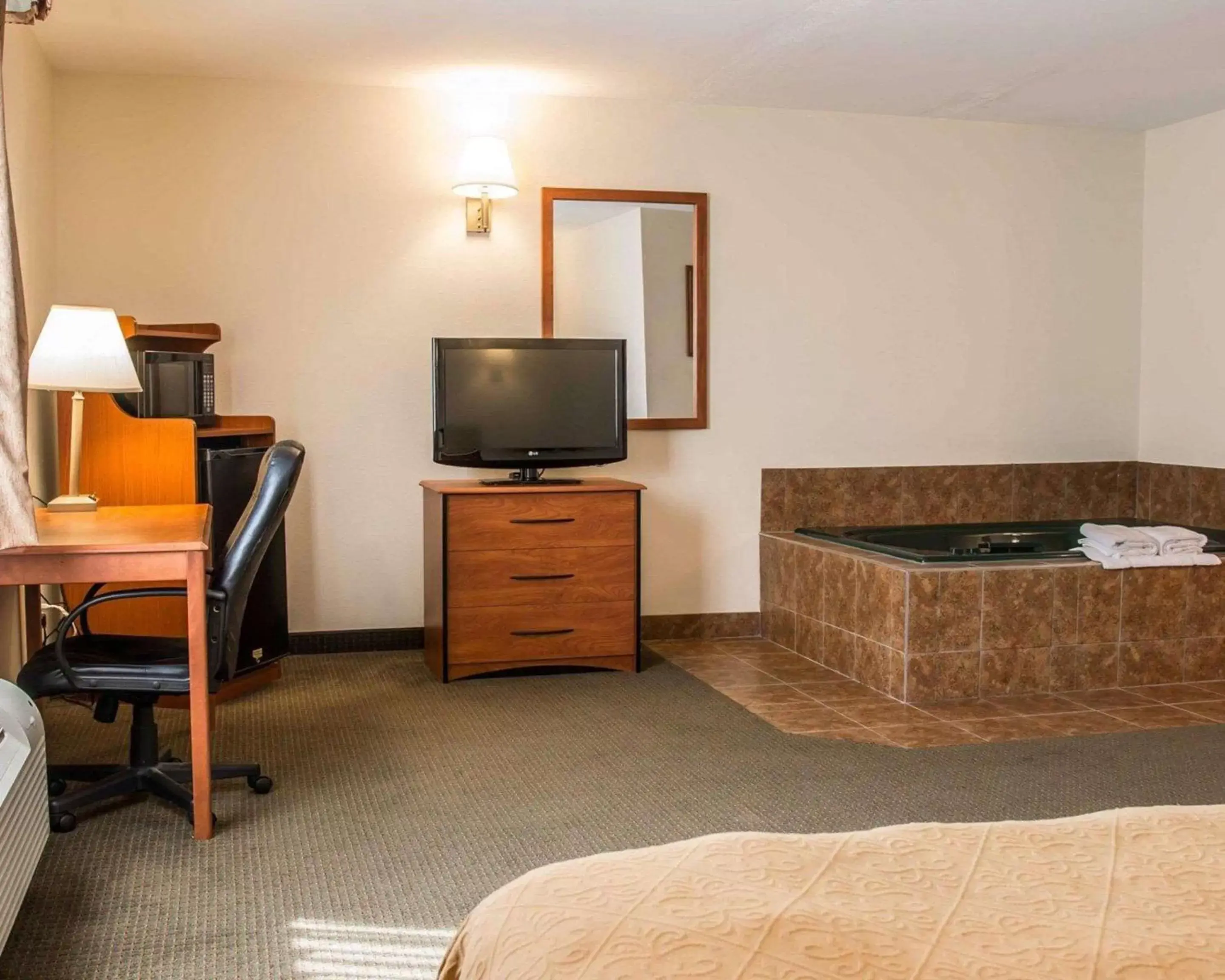 Photo of the whole room, TV/Entertainment Center in Quality Inn Durand