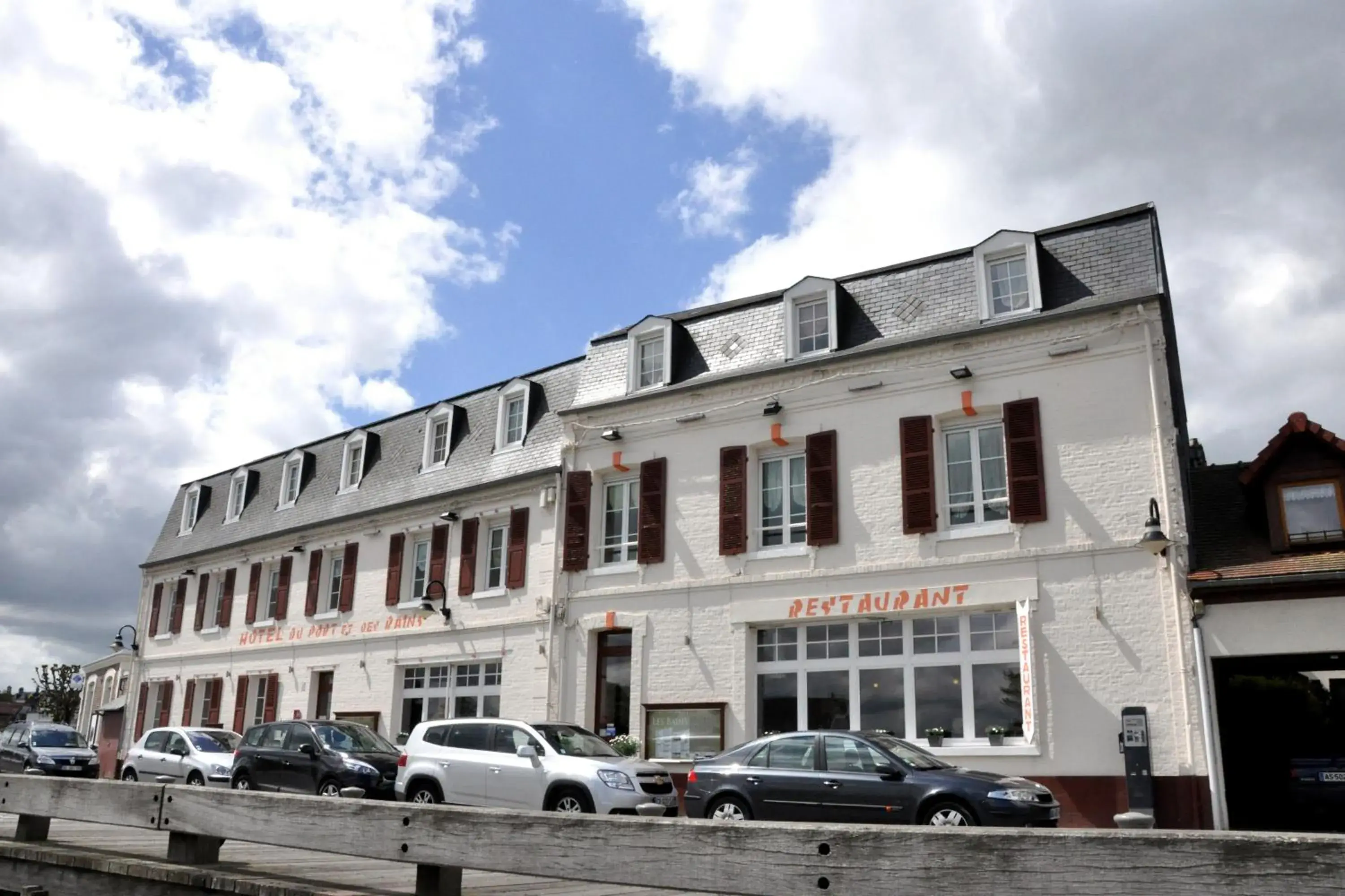 Facade/entrance, Property Building in Hotel du Port et des Bains