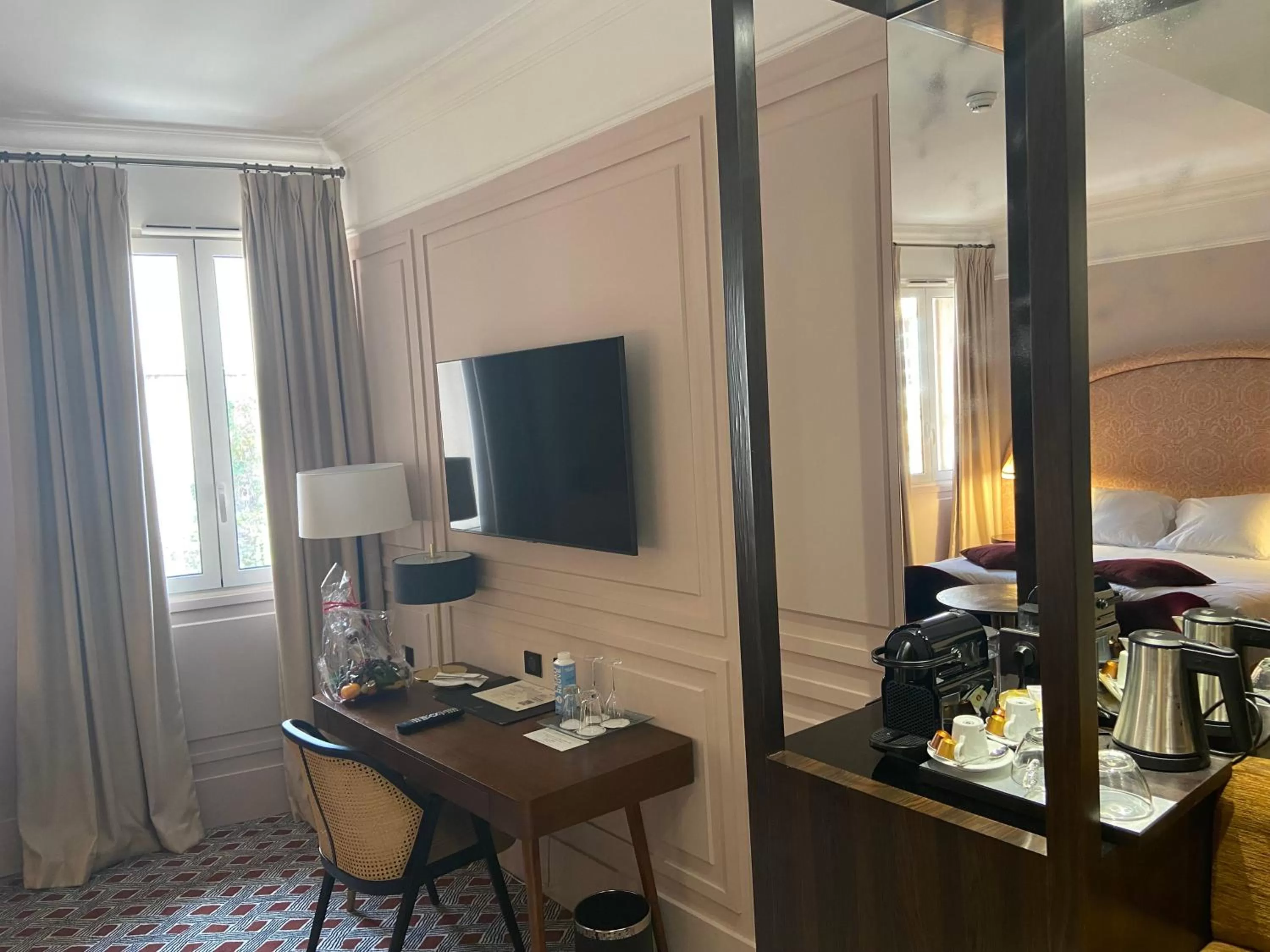 Coffee/tea facilities, Bed in Grand Hotel de l'Opera - BW Premier Collection