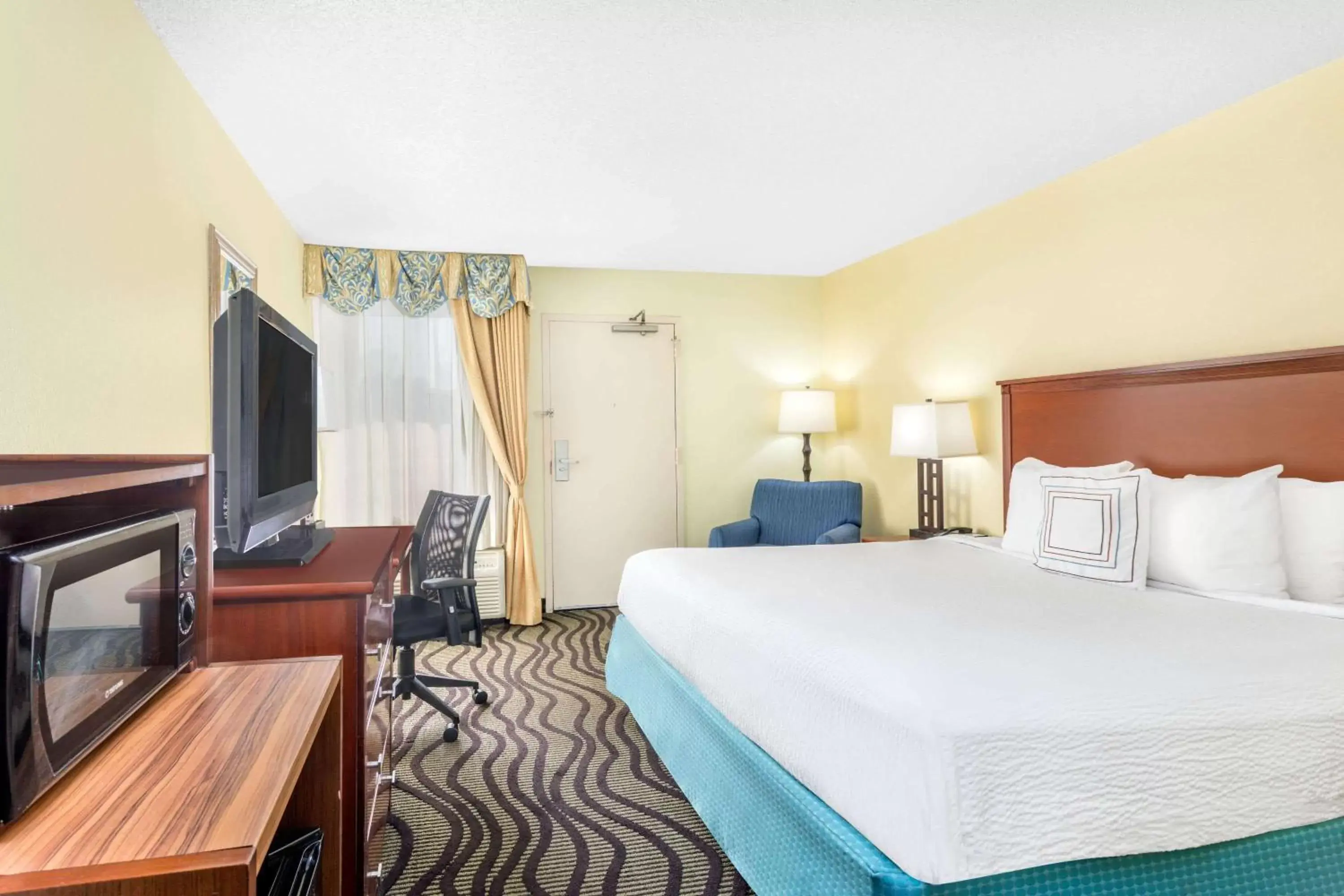 Photo of the whole room, Bed in Baymont by Wyndham Savannah Midtown