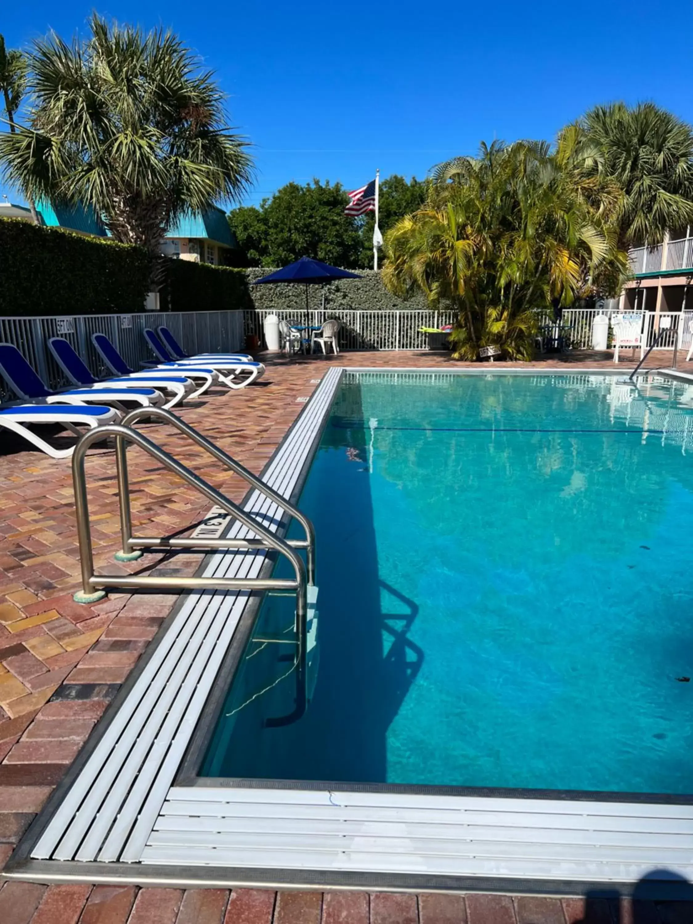 Swimming Pool in Breezy Palms Resort