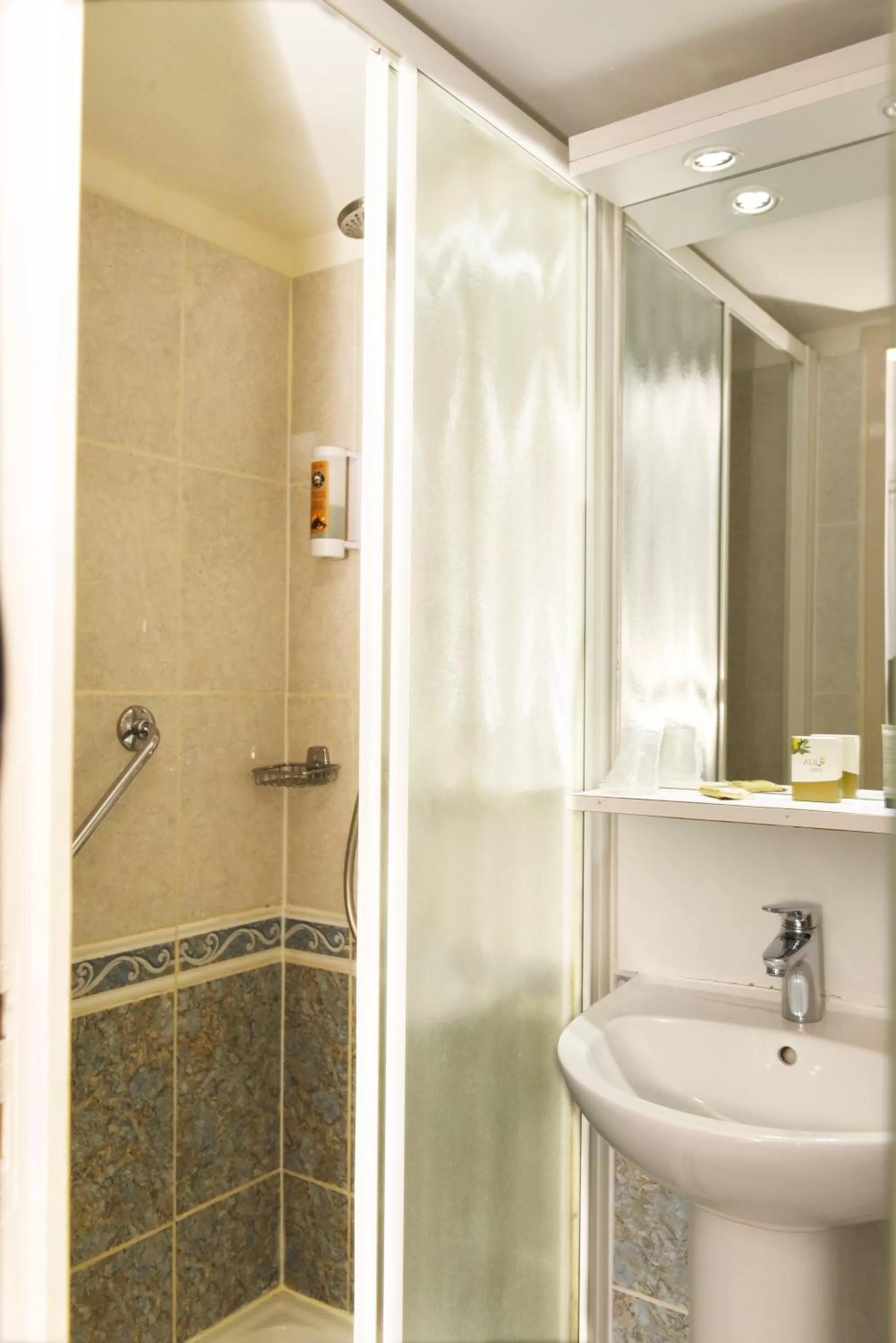 Shower in Azur Hôtel